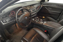 Musta BMW 520 2014 kuva 3.