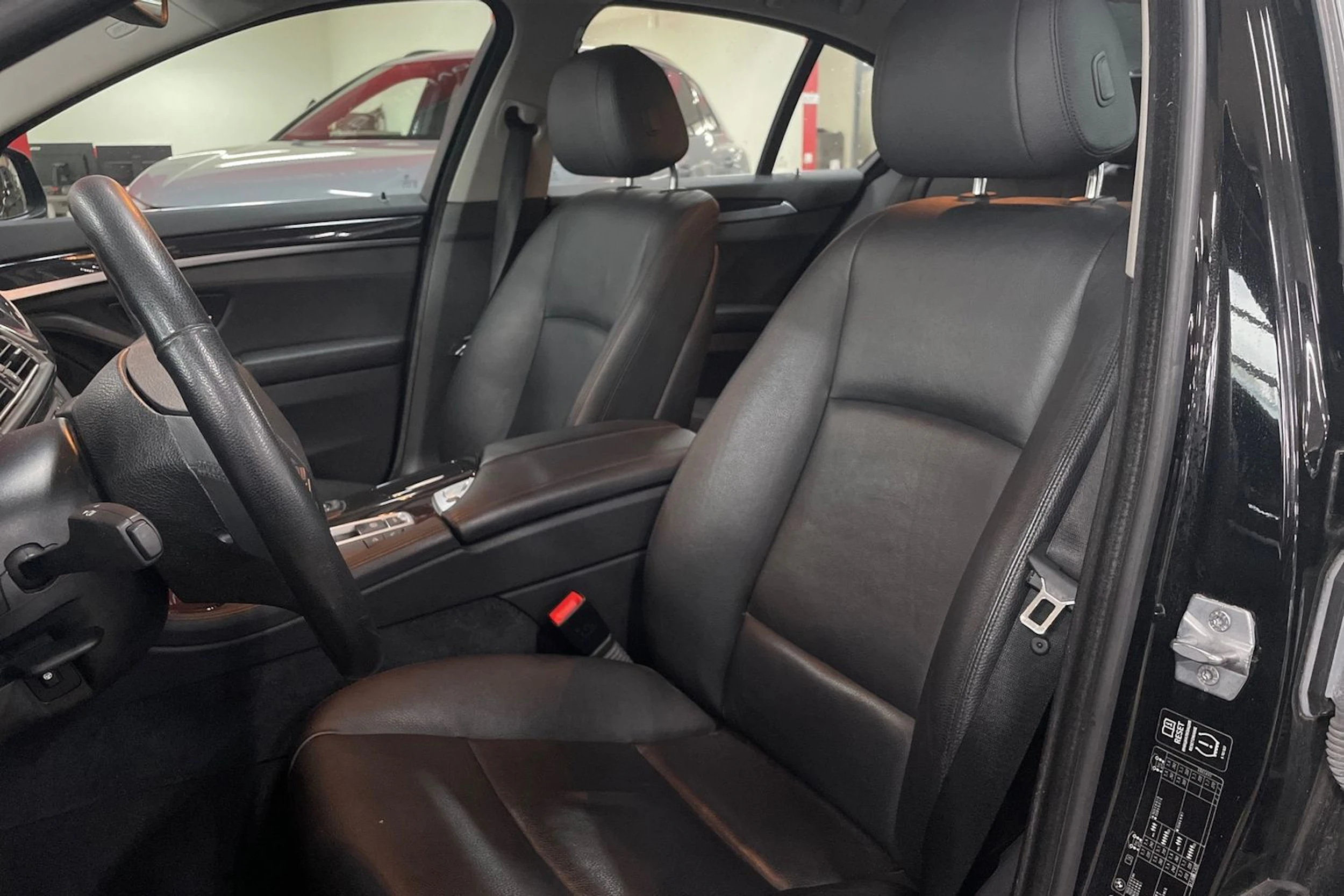 Musta BMW 520 2014 kuva 8.