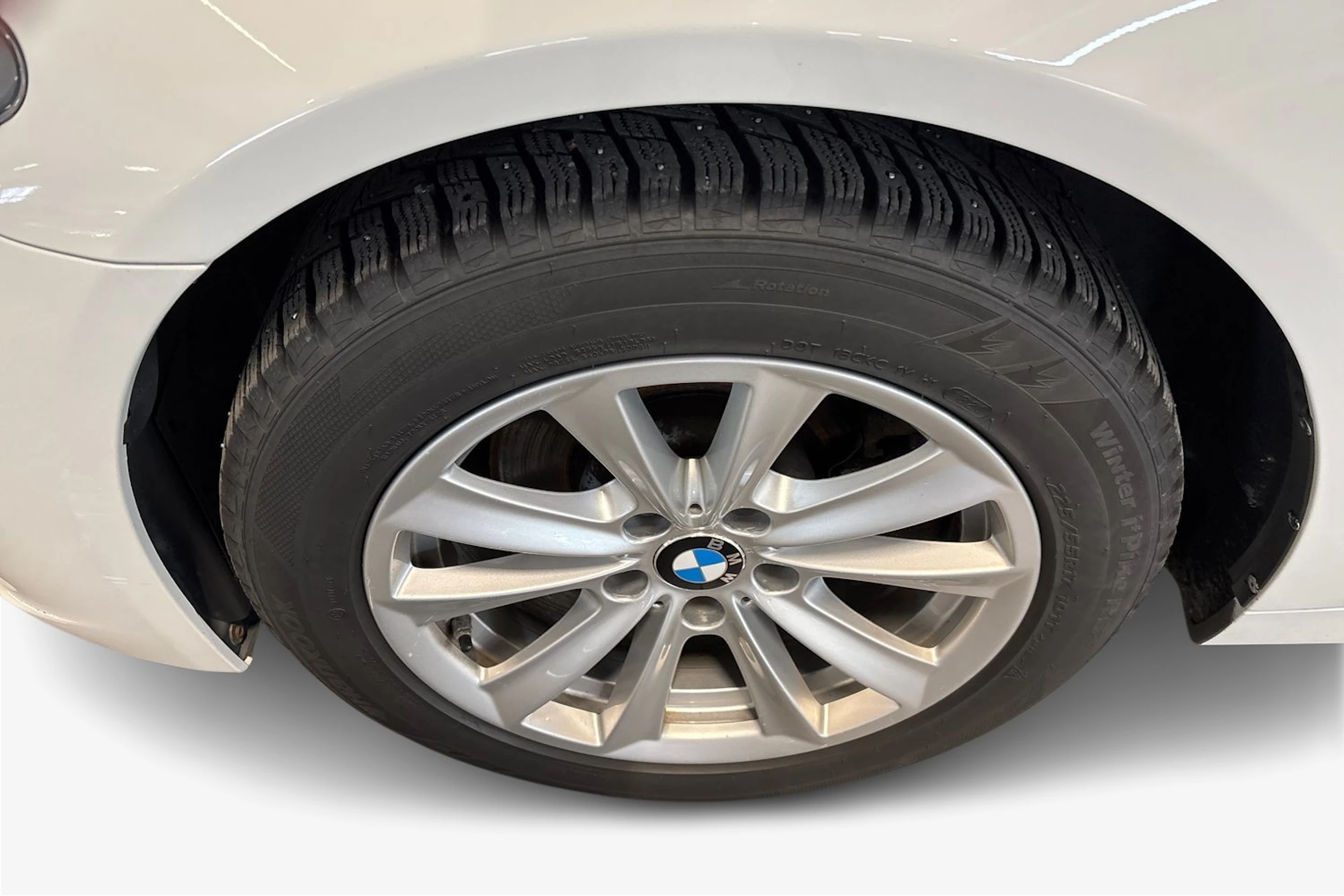 Valkoinen BMW 520 2014 kuva 9.