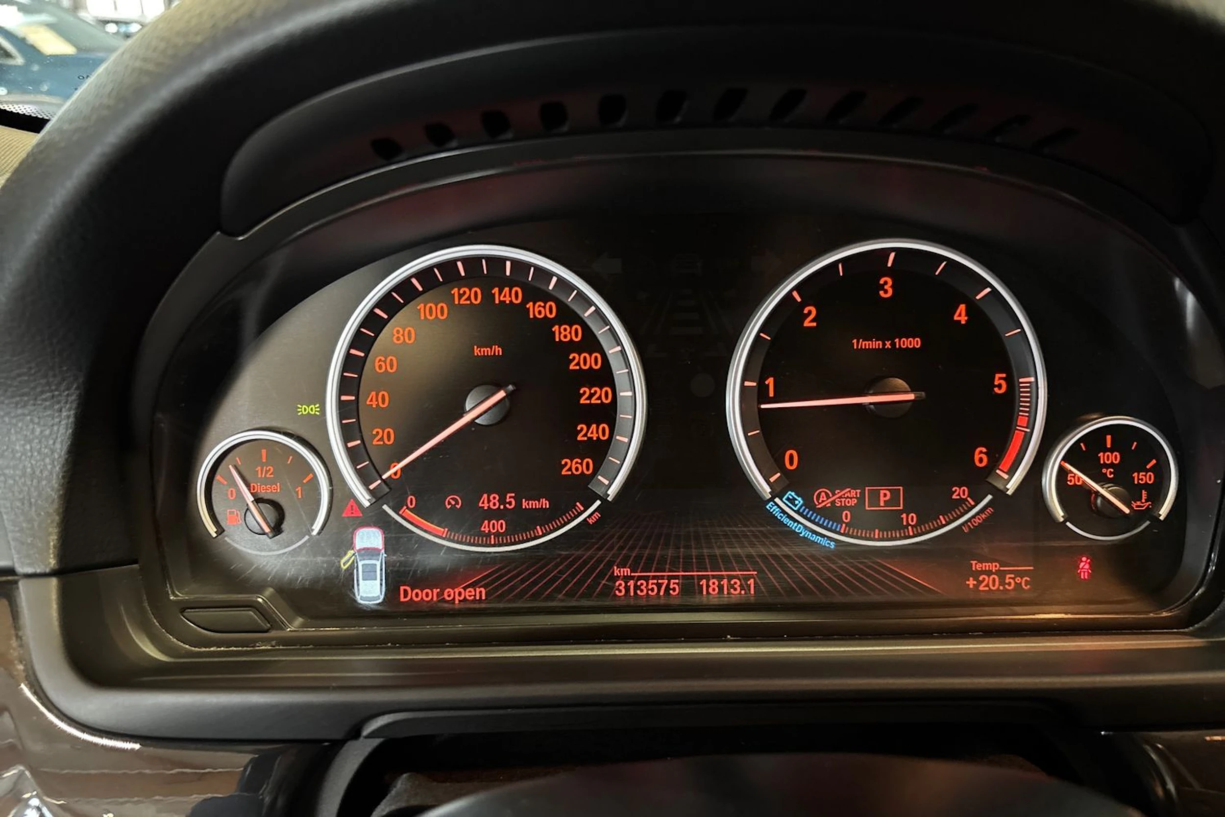 Valkoinen BMW 520 2014 kuva 12.