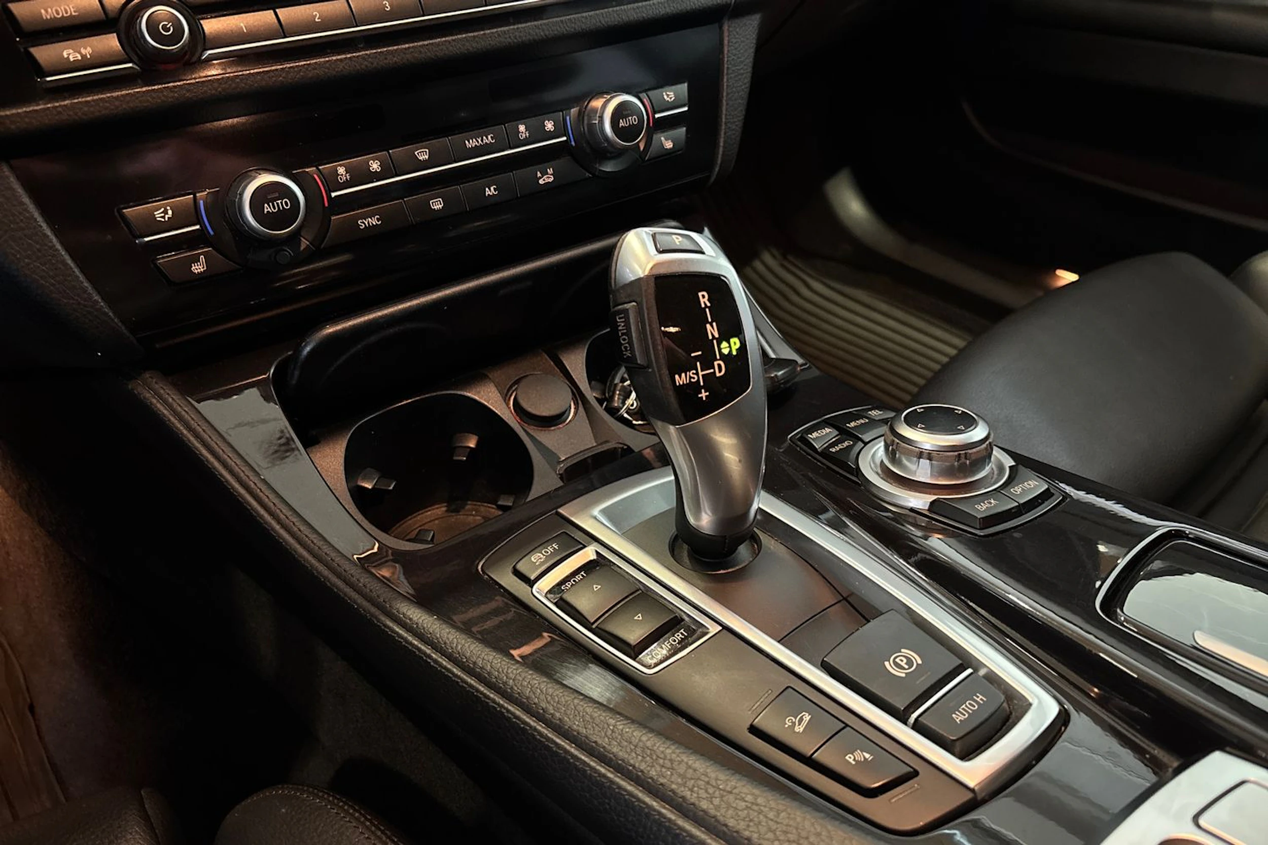 Valkoinen BMW 520 2014 kuva 15.