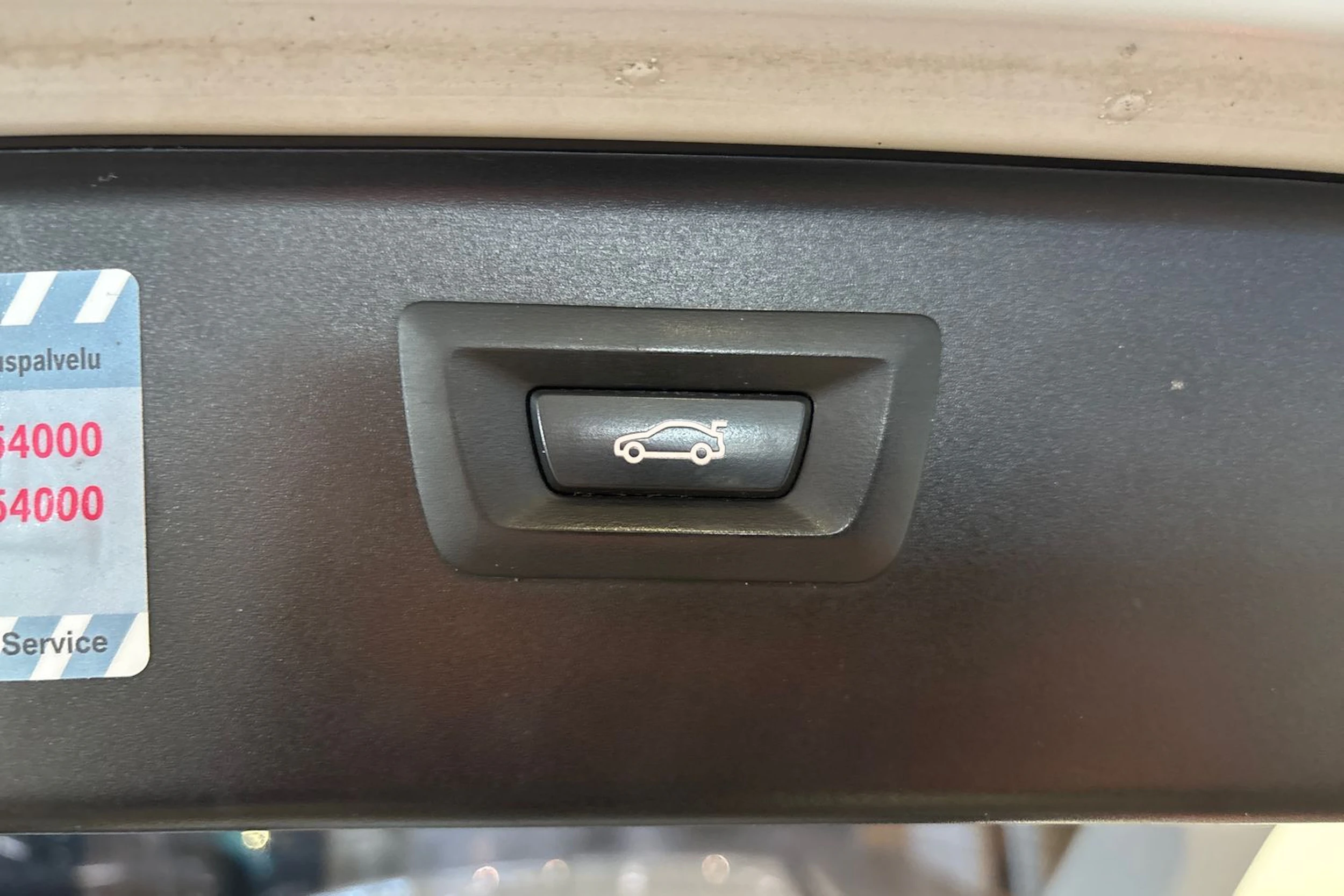 Valkoinen BMW 520 2014 kuva 16.