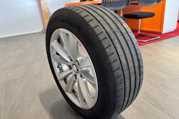 Valkoinen BMW 520 2014 kuva 18.