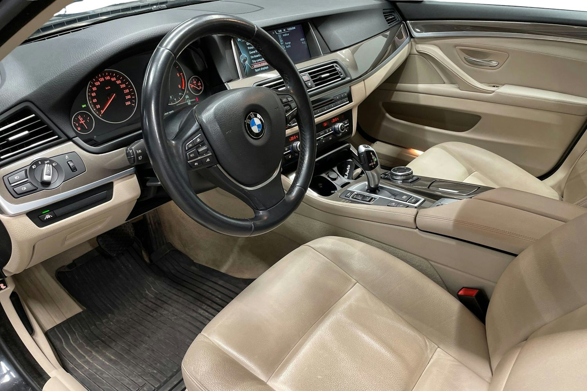 musta BMW 520 2014 kuva 7.