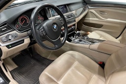 musta BMW 520 2014 kuva 7.