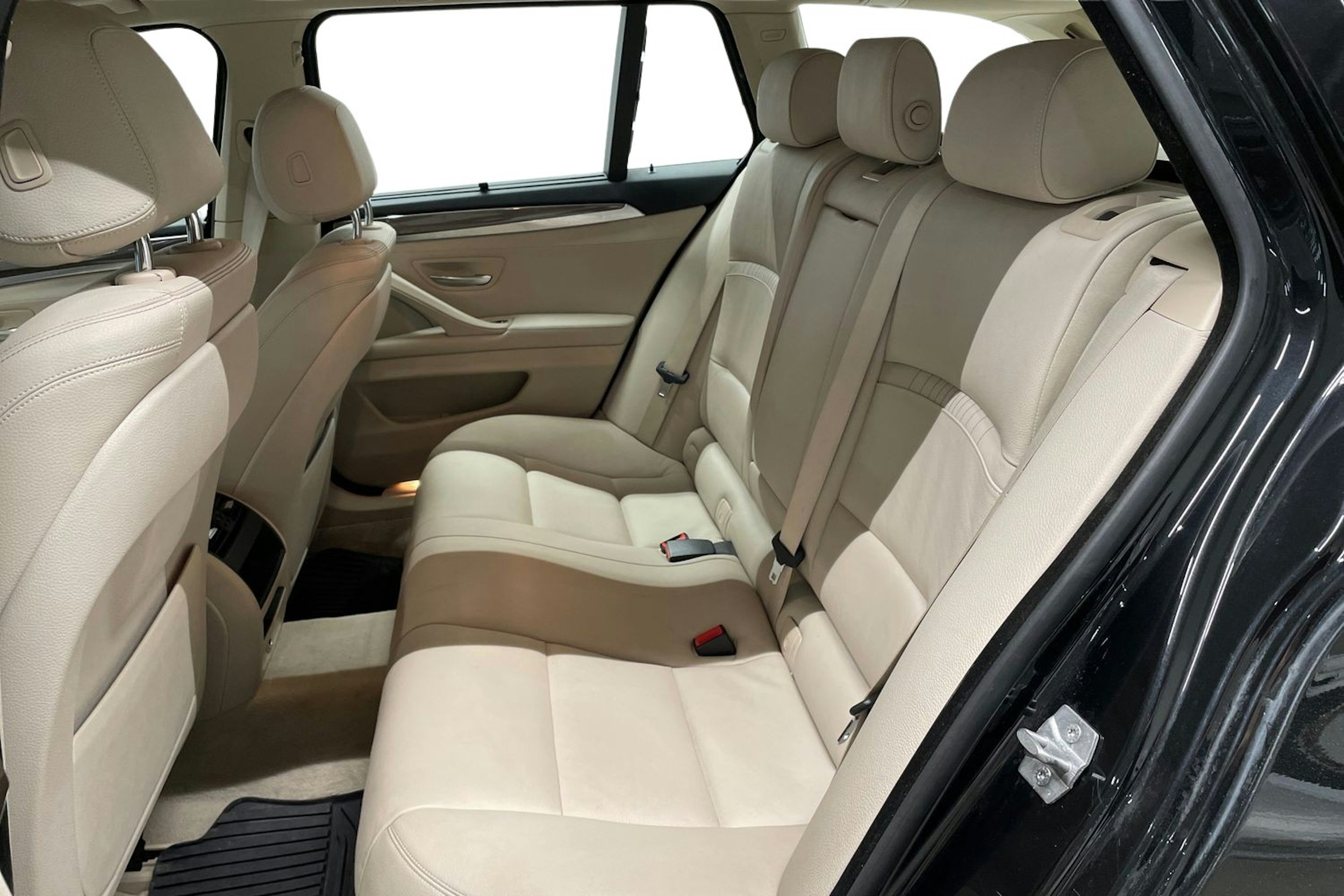 musta BMW 520 2014 kuva 10.