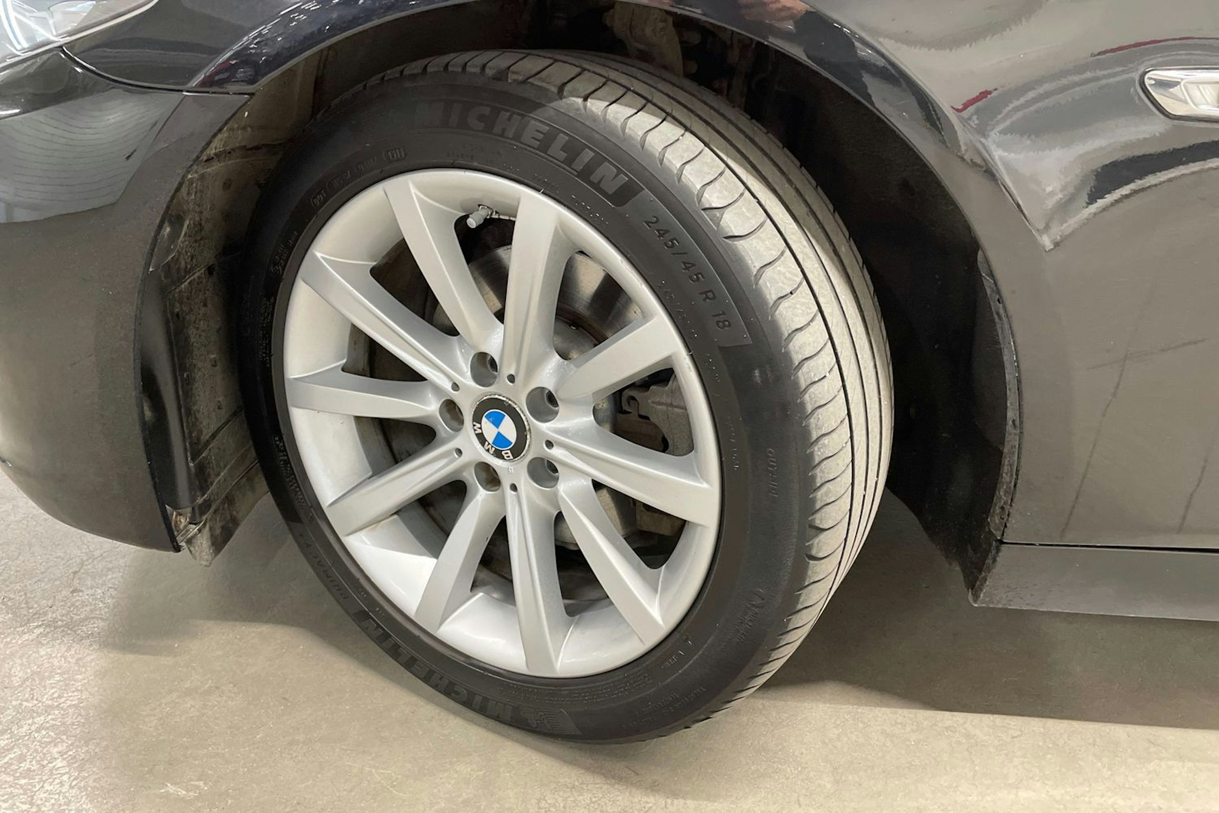 musta BMW 520 2014 kuva 13.