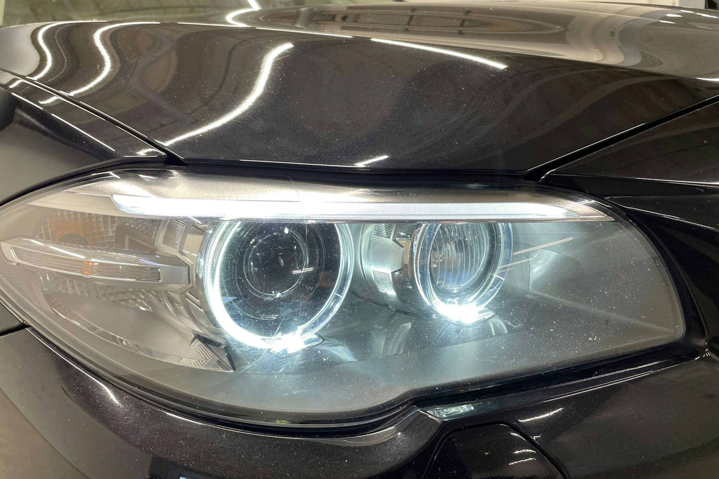 musta BMW 520 2014 kuva 14.