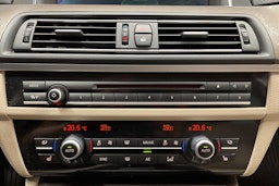 musta BMW 520 2014 kuva 21.