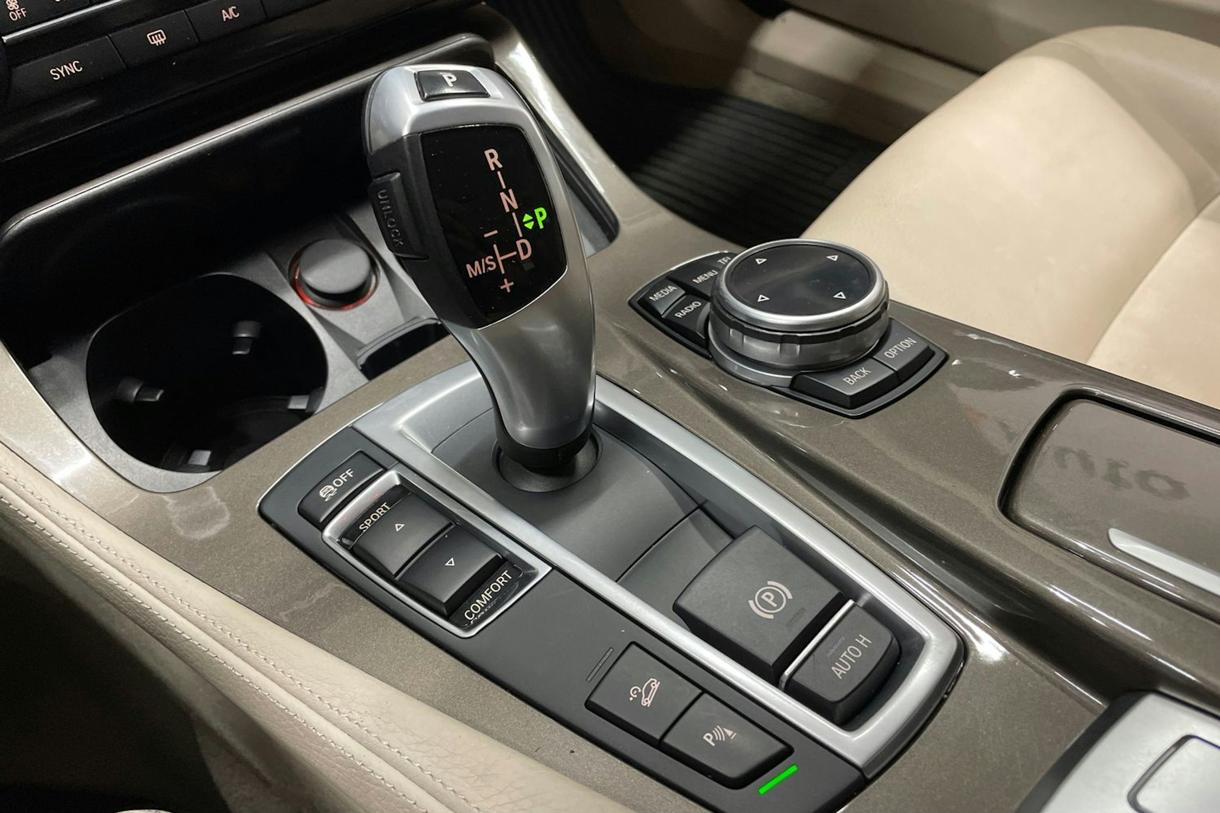 musta BMW 520 2014 kuva 23.