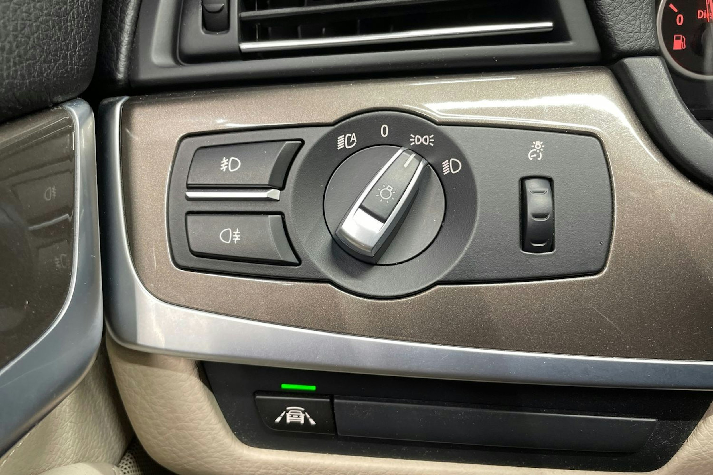 musta BMW 520 2014 kuva 25.