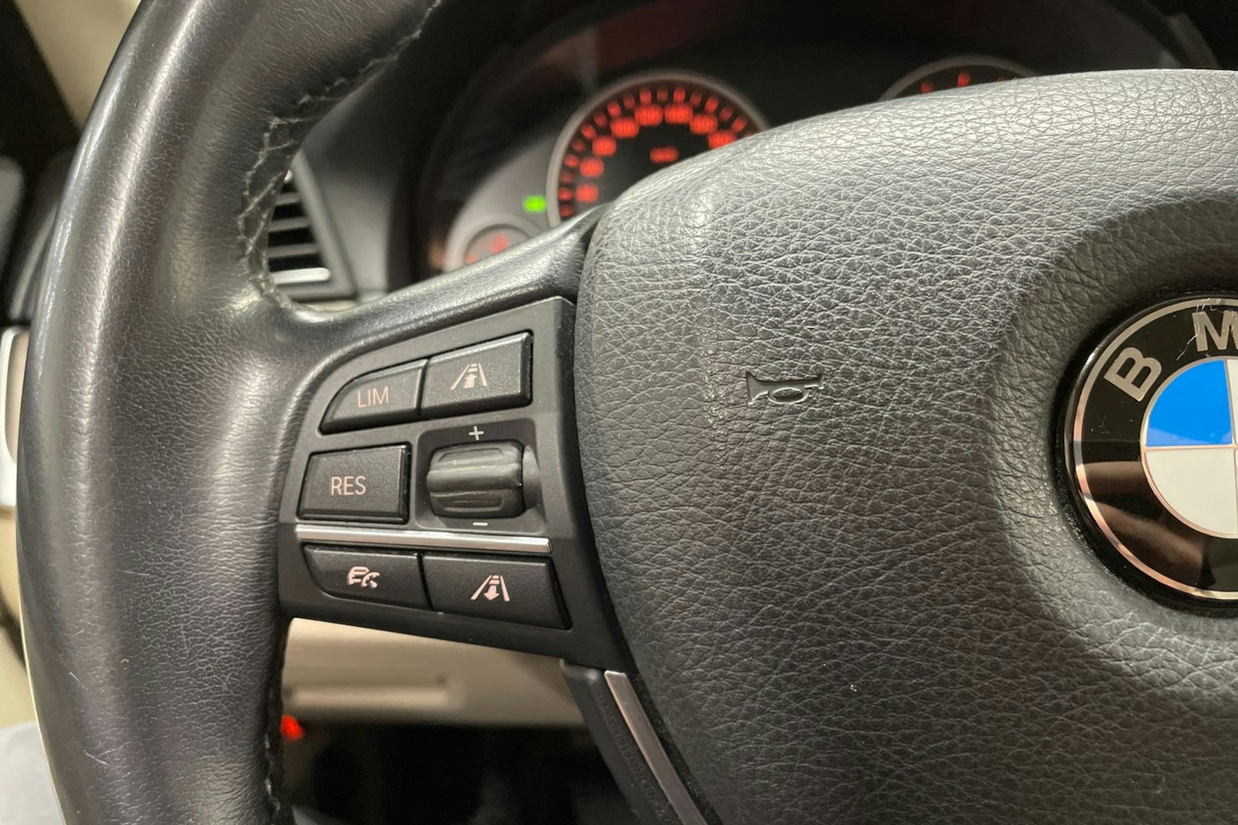 musta BMW 520 2014 kuva 27.