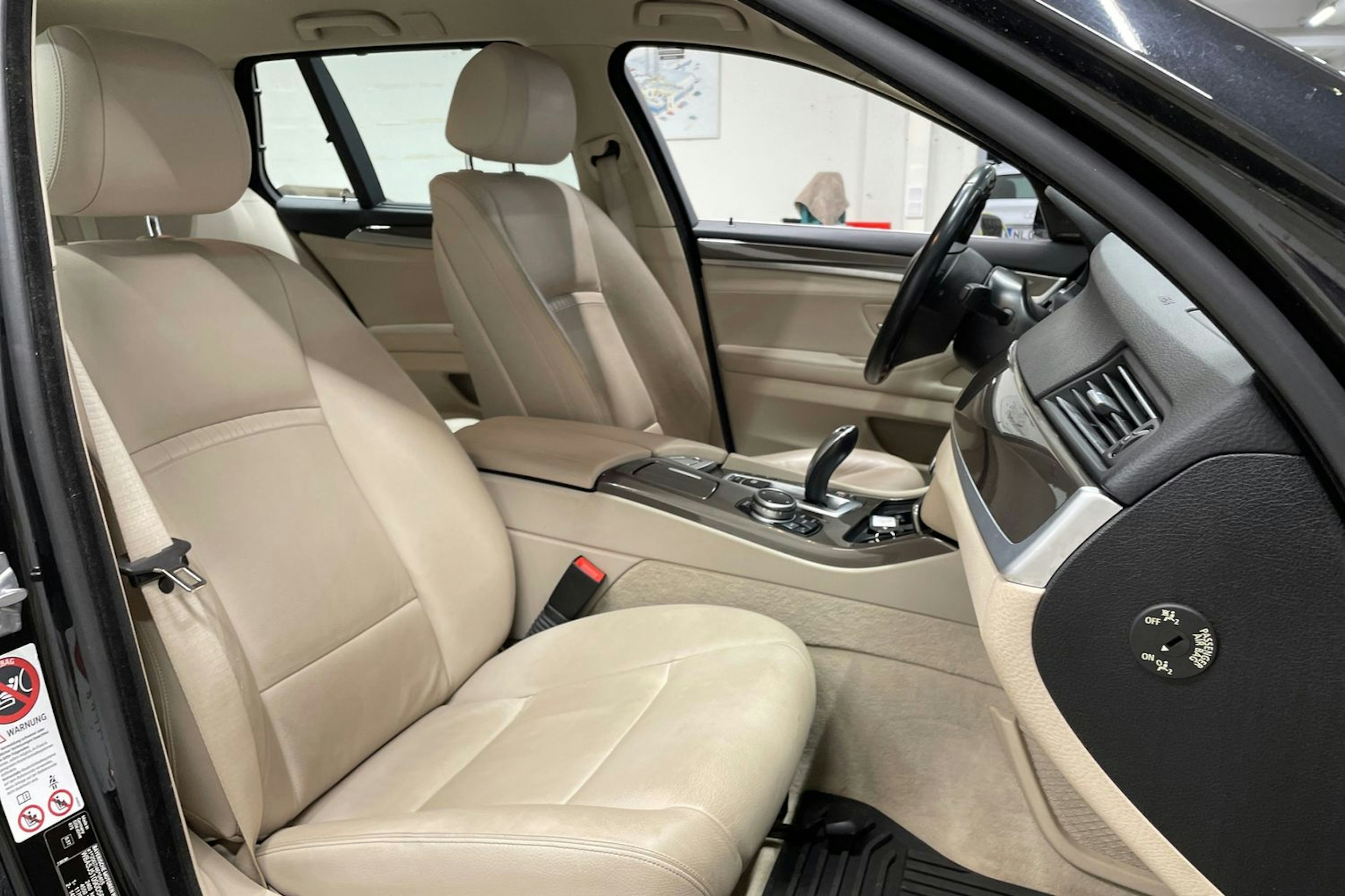 musta BMW 520 2014 kuva 29.