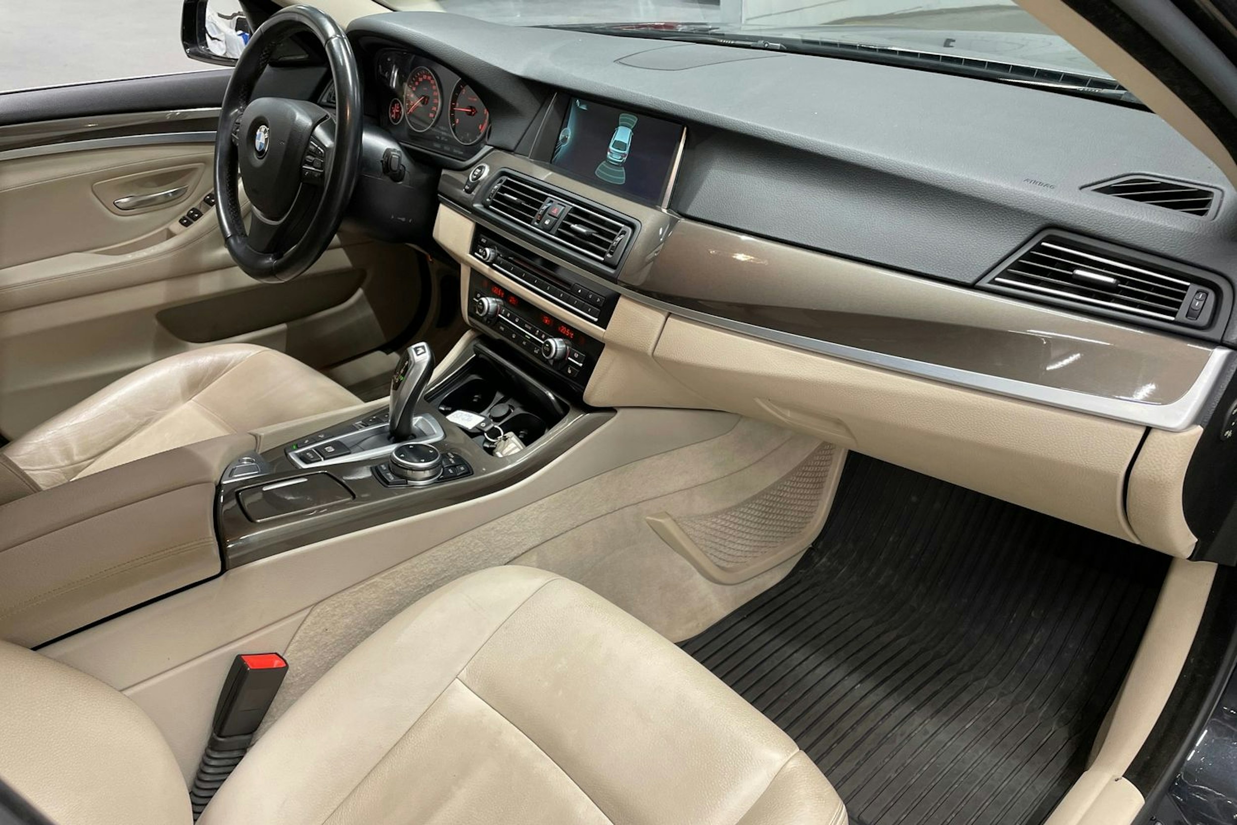 musta BMW 520 2014 kuva 30.