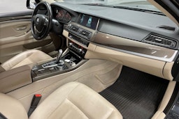 musta BMW 520 2014 kuva 30.