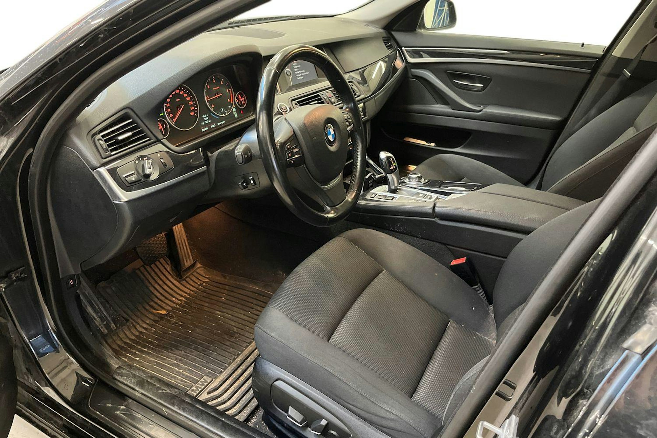 musta BMW 520 2014 kuva 3.