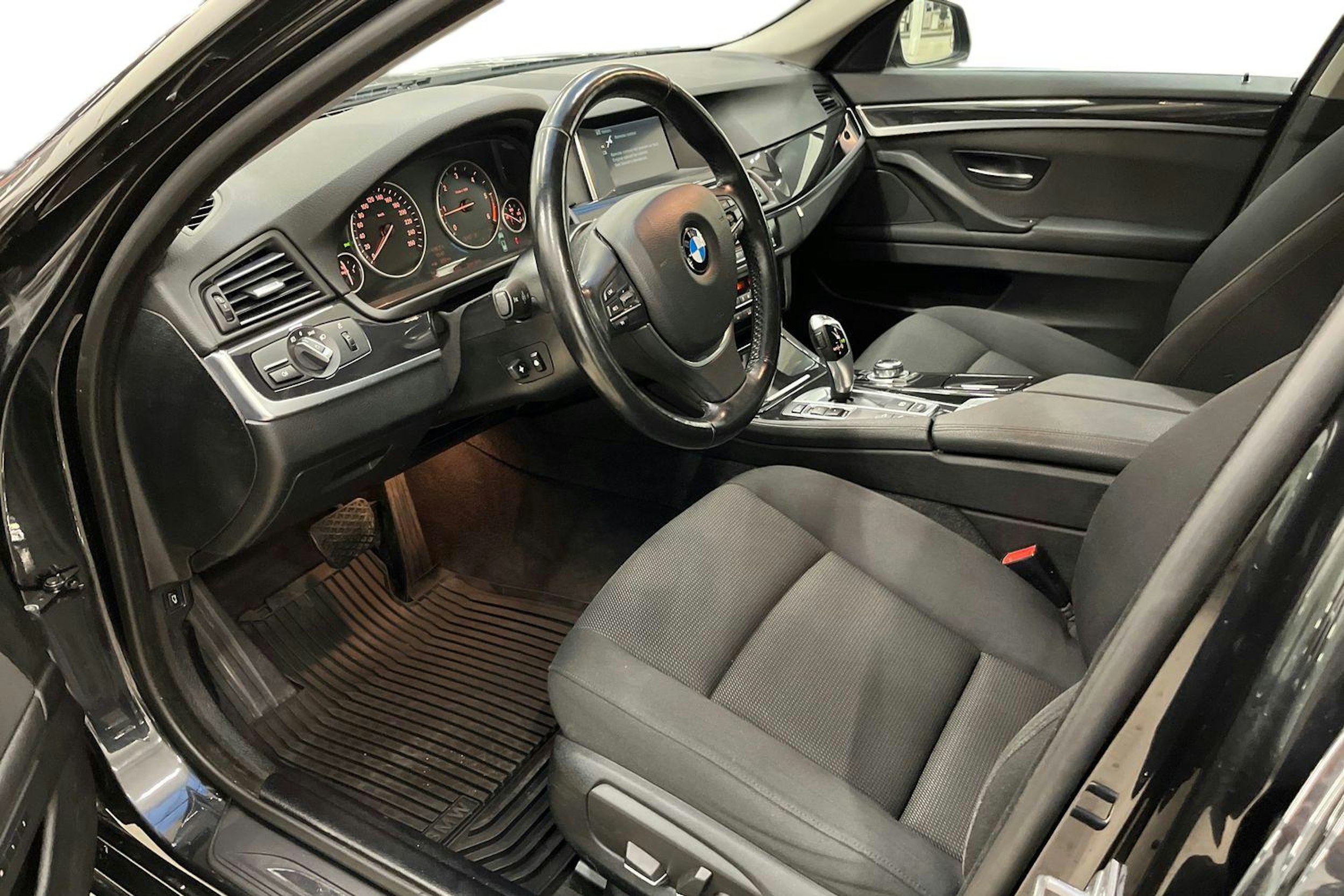 musta BMW 520 2014 kuva 7.