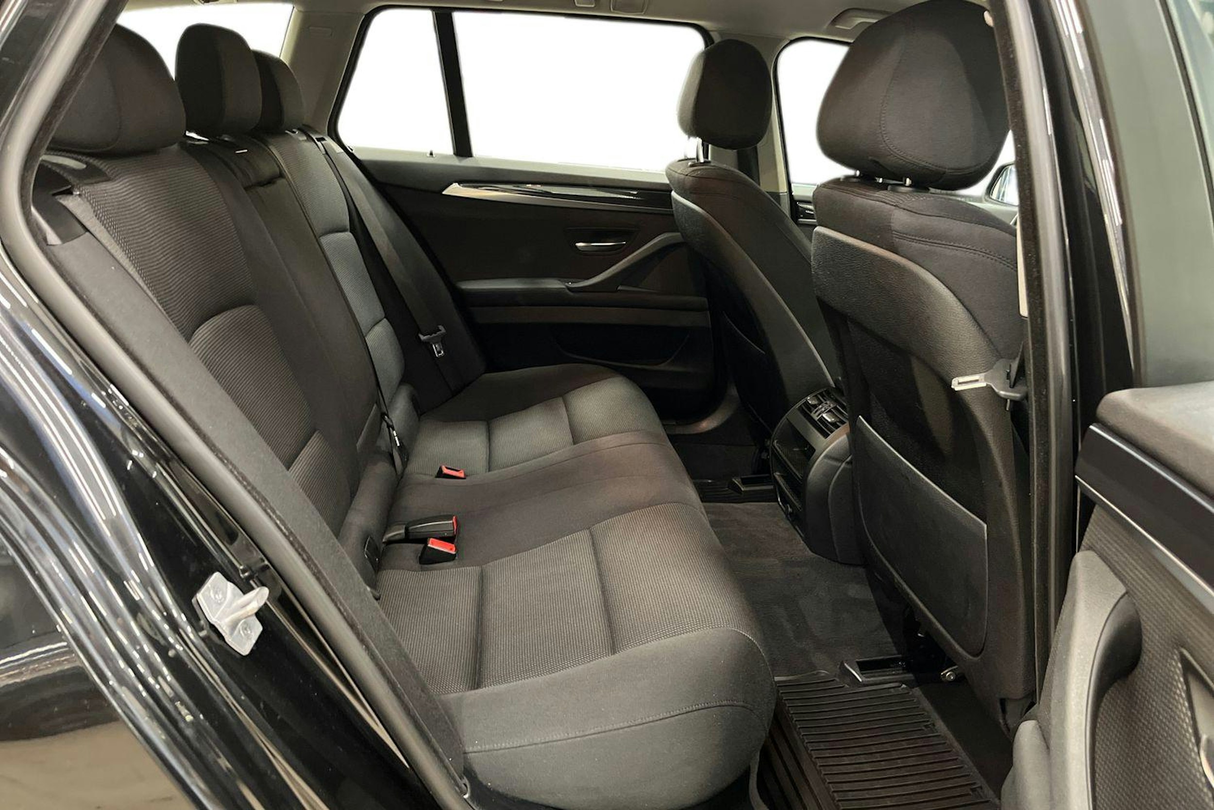 musta BMW 520 2014 kuva 10.