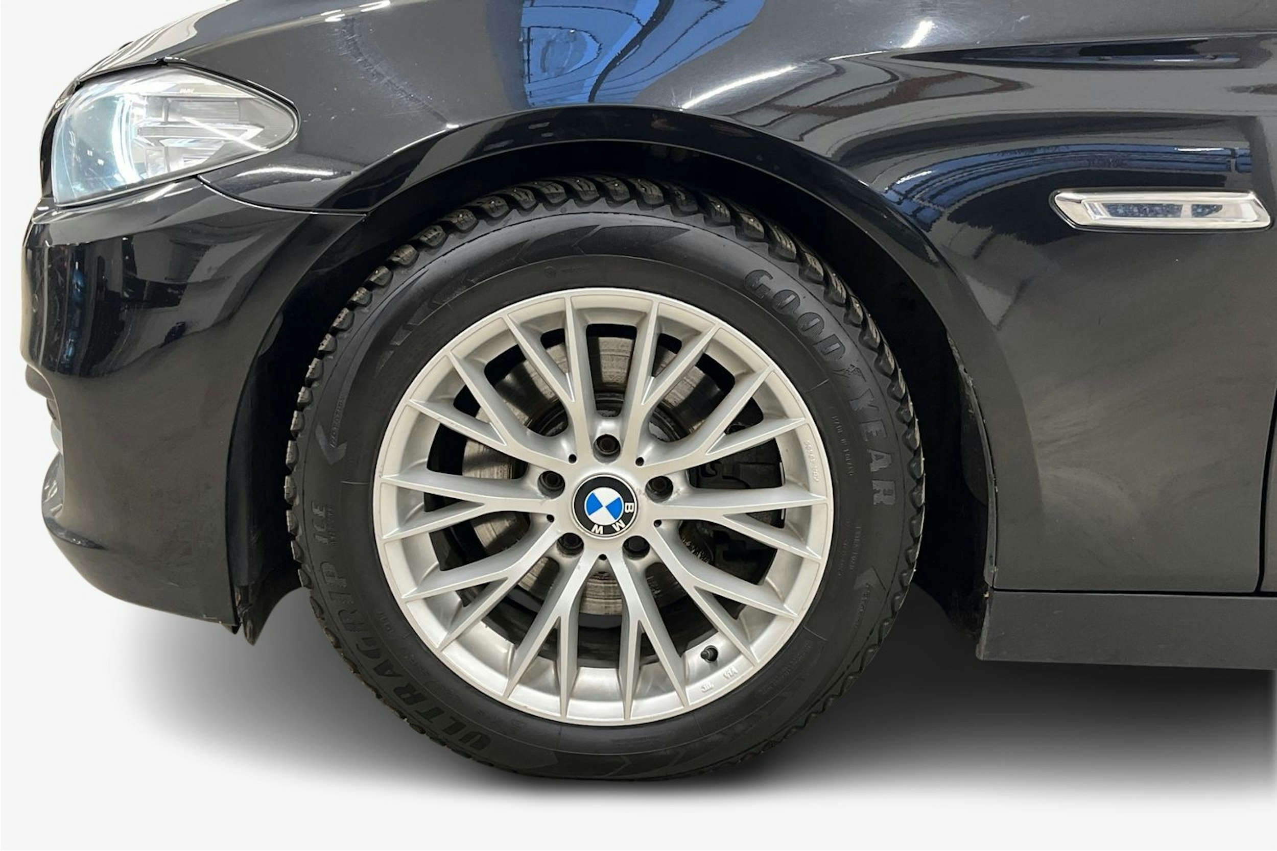 musta BMW 520 2014 kuva 11.