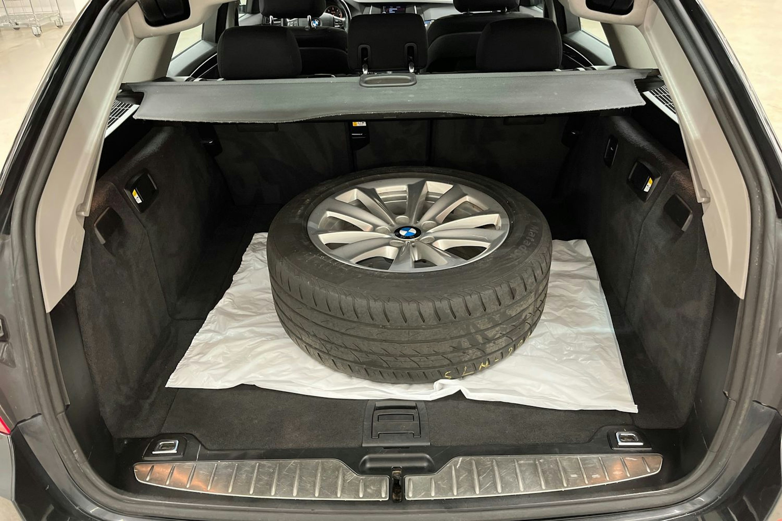 musta BMW 520 2014 kuva 14.