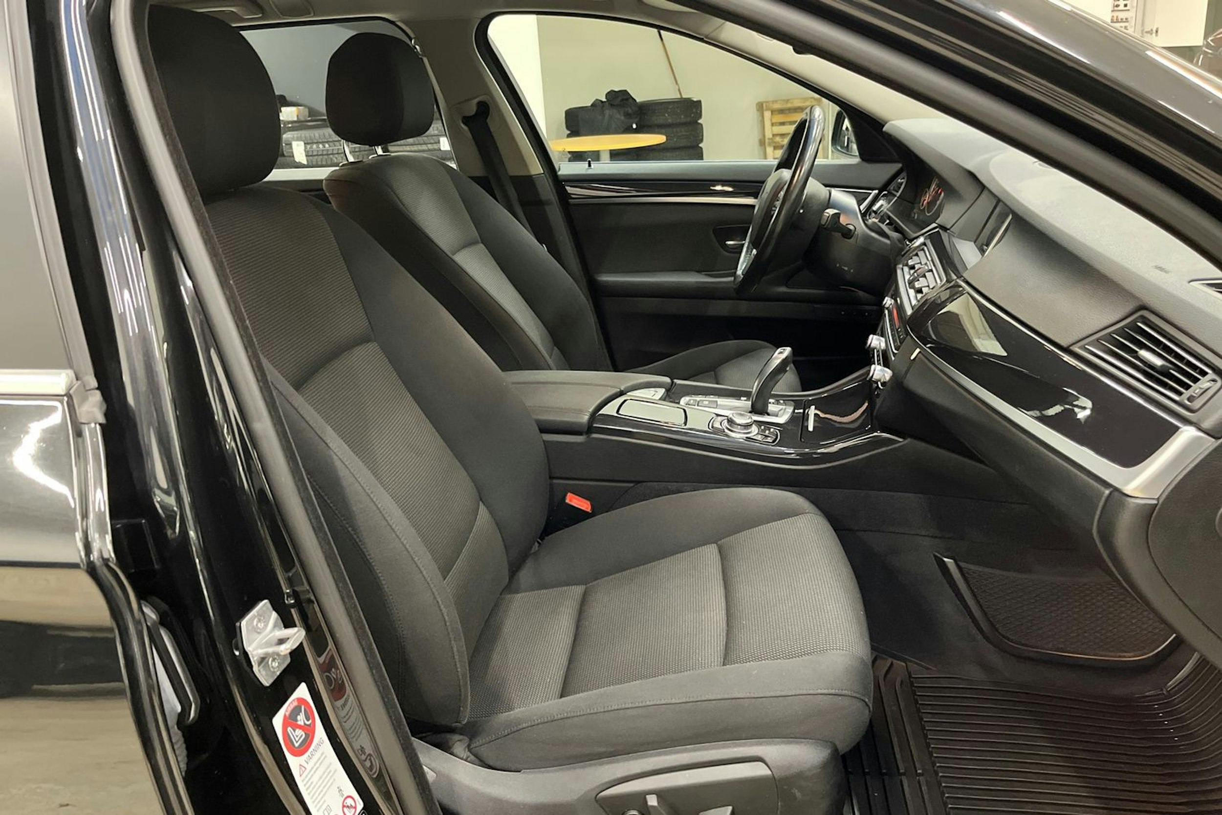 musta BMW 520 2014 kuva 15.