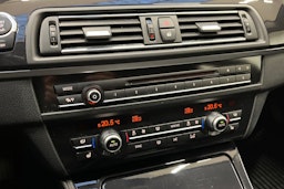 musta BMW 520 2014 kuva 17.