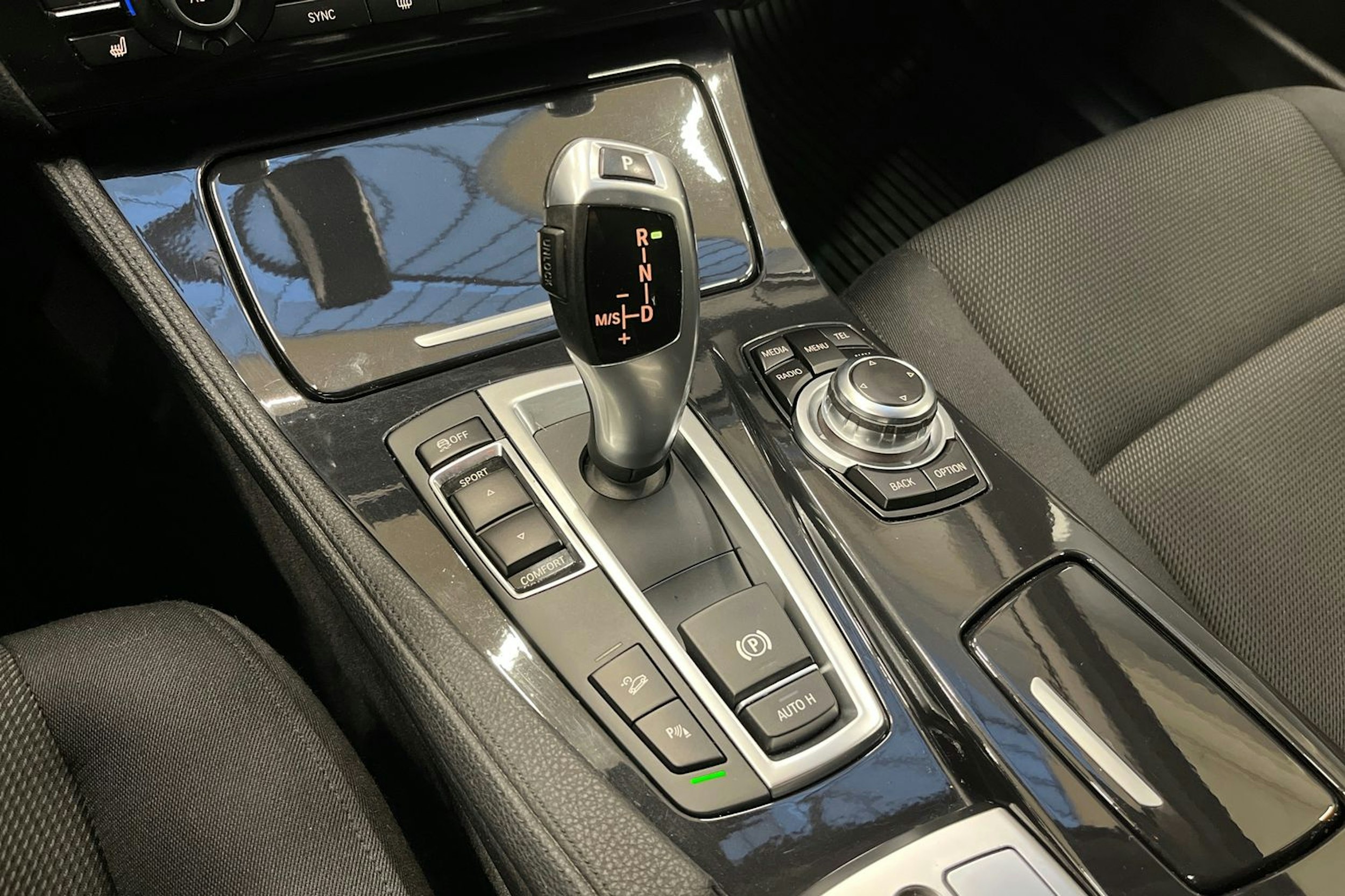 musta BMW 520 2014 kuva 18.