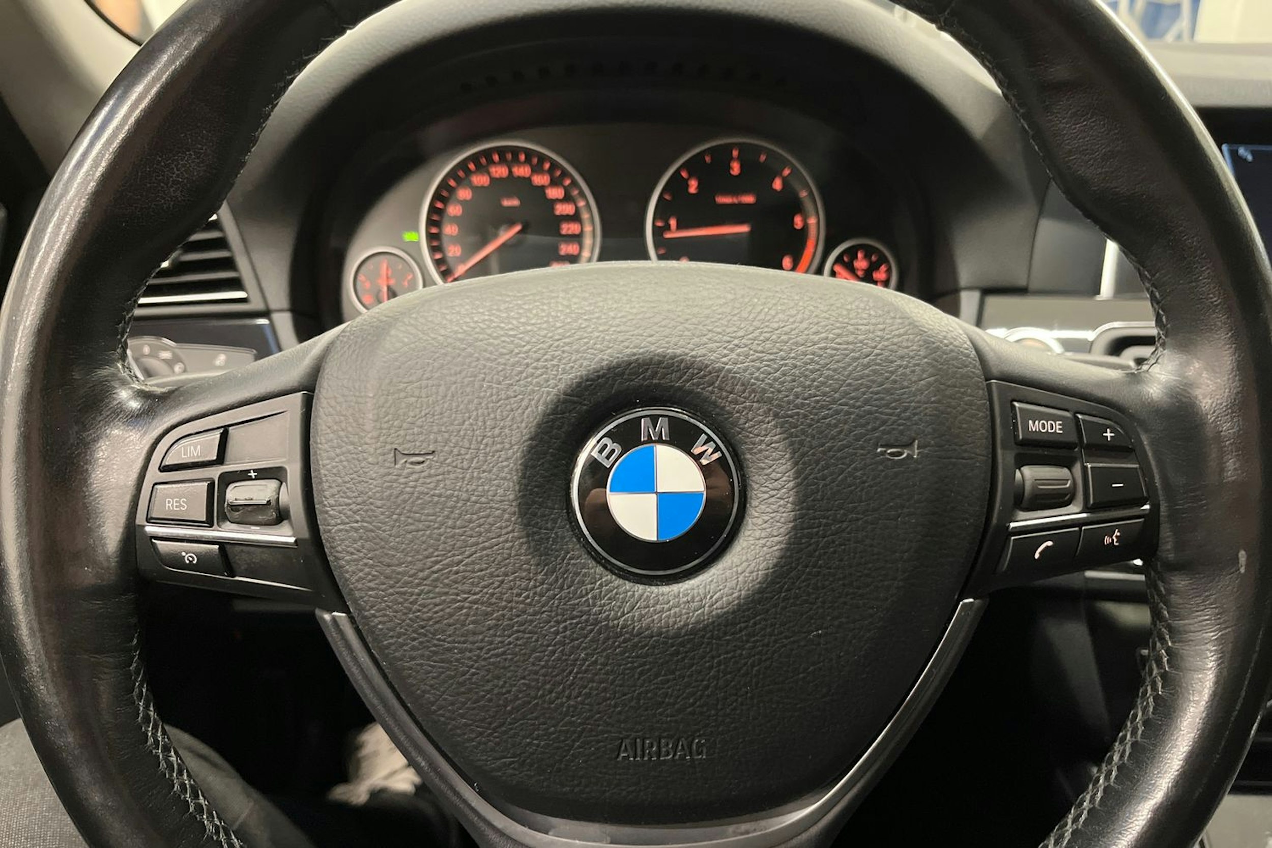 musta BMW 520 2014 kuva 20.