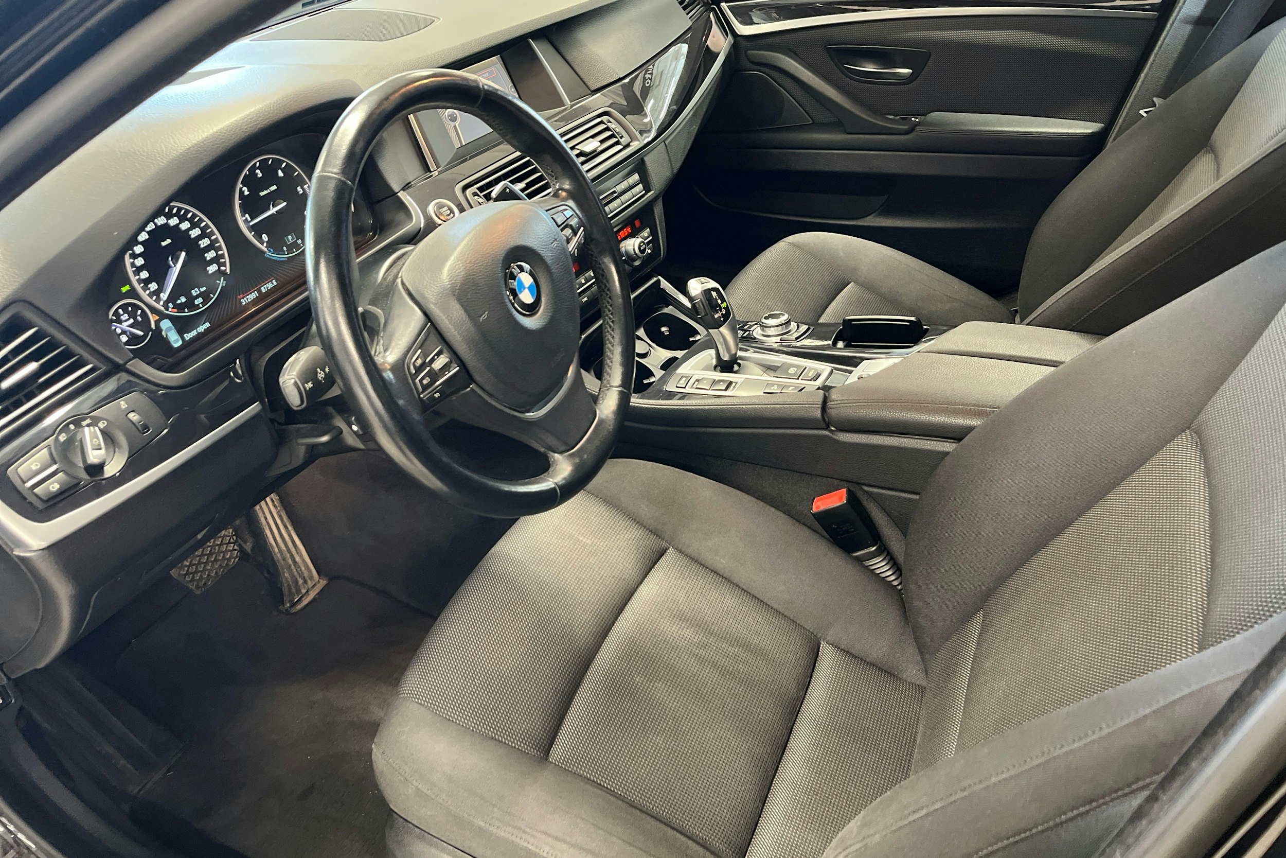 musta BMW 520 2014 kuva 6.