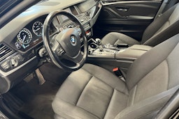 musta BMW 520 2014 kuva 6.