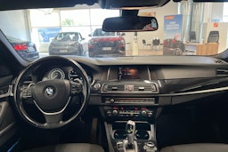 musta BMW 520 2014 kuva 7.