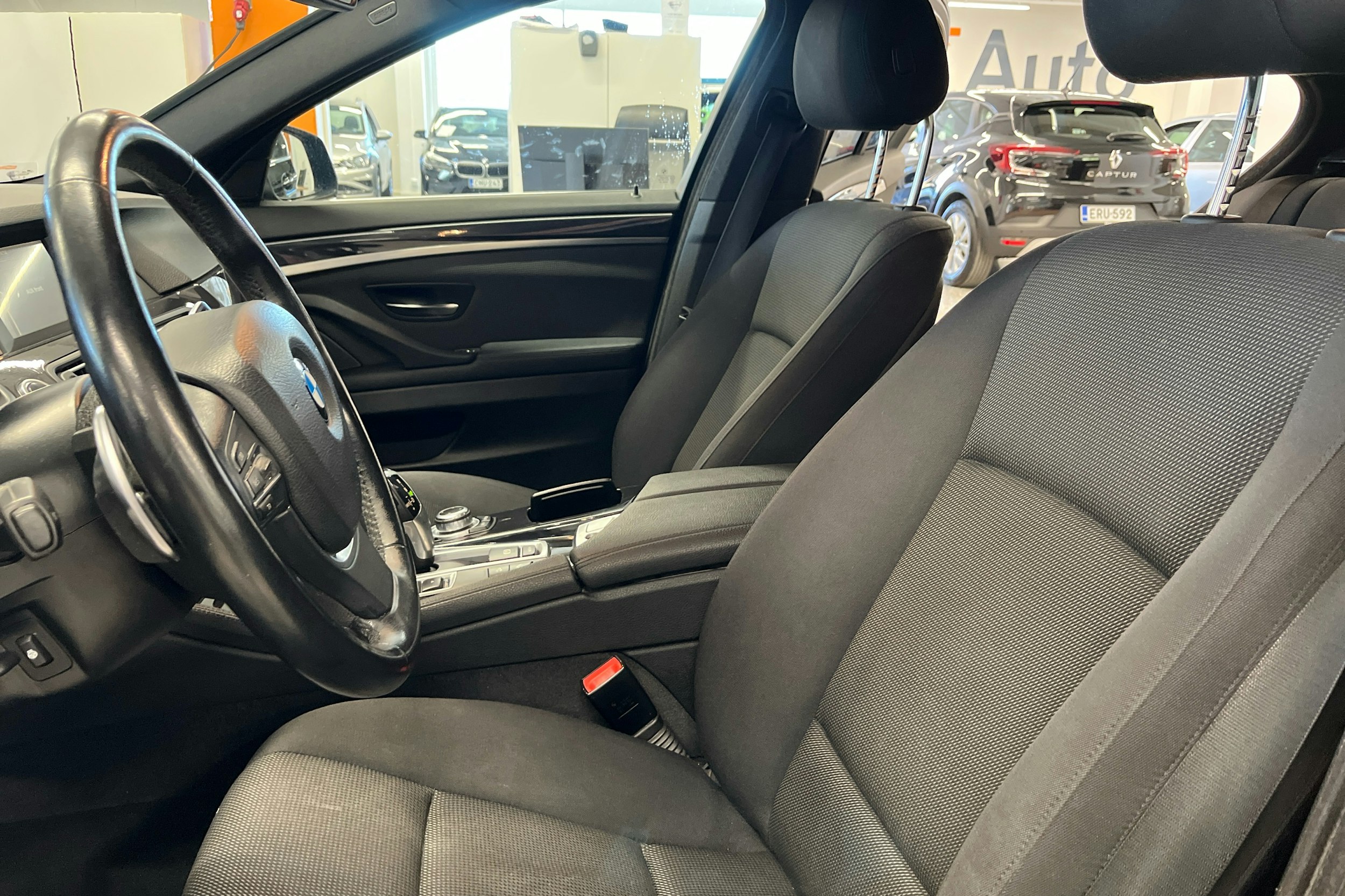musta BMW 520 2014 kuva 8.