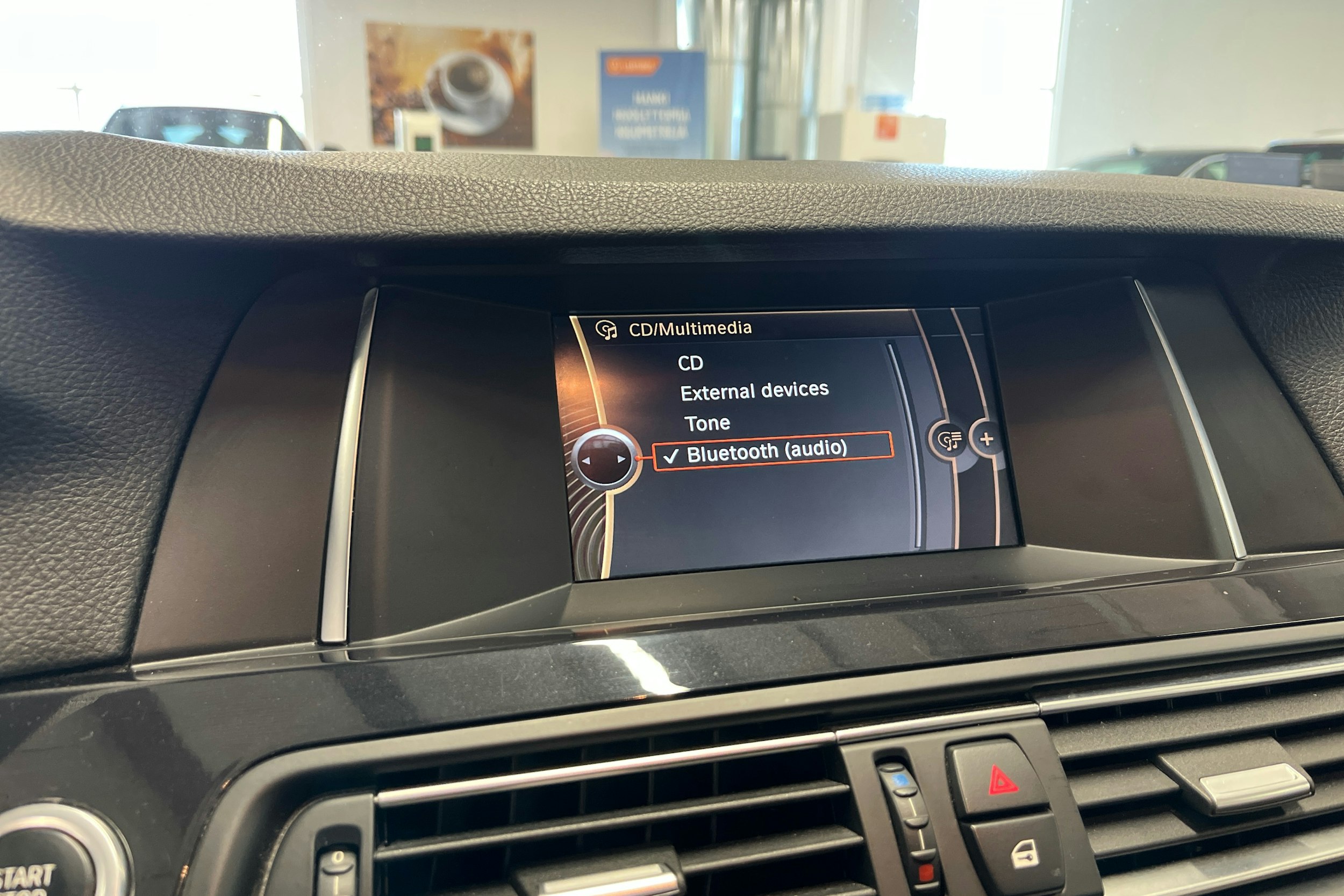 musta BMW 520 2014 kuva 12.