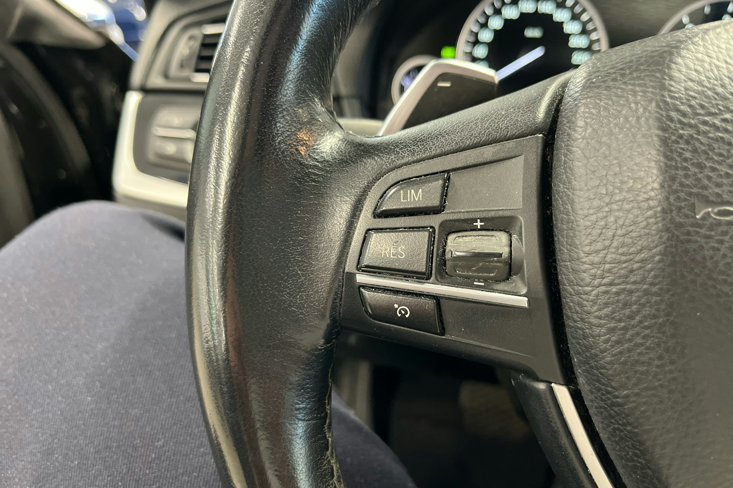 musta BMW 520 2014 kuva 13.