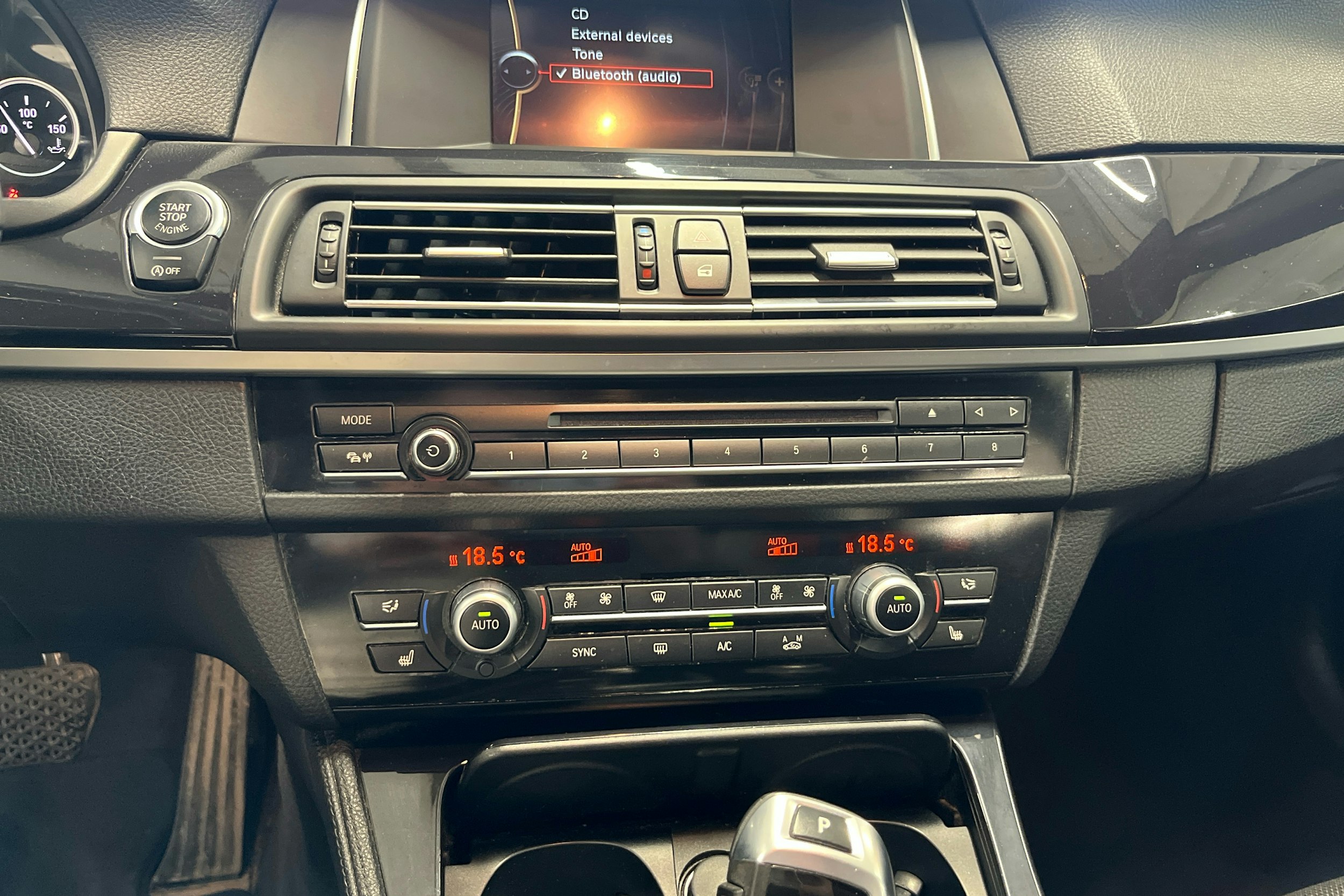 musta BMW 520 2014 kuva 14.