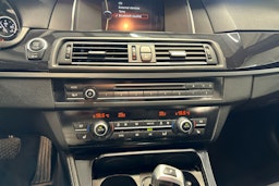 musta BMW 520 2014 kuva 14.