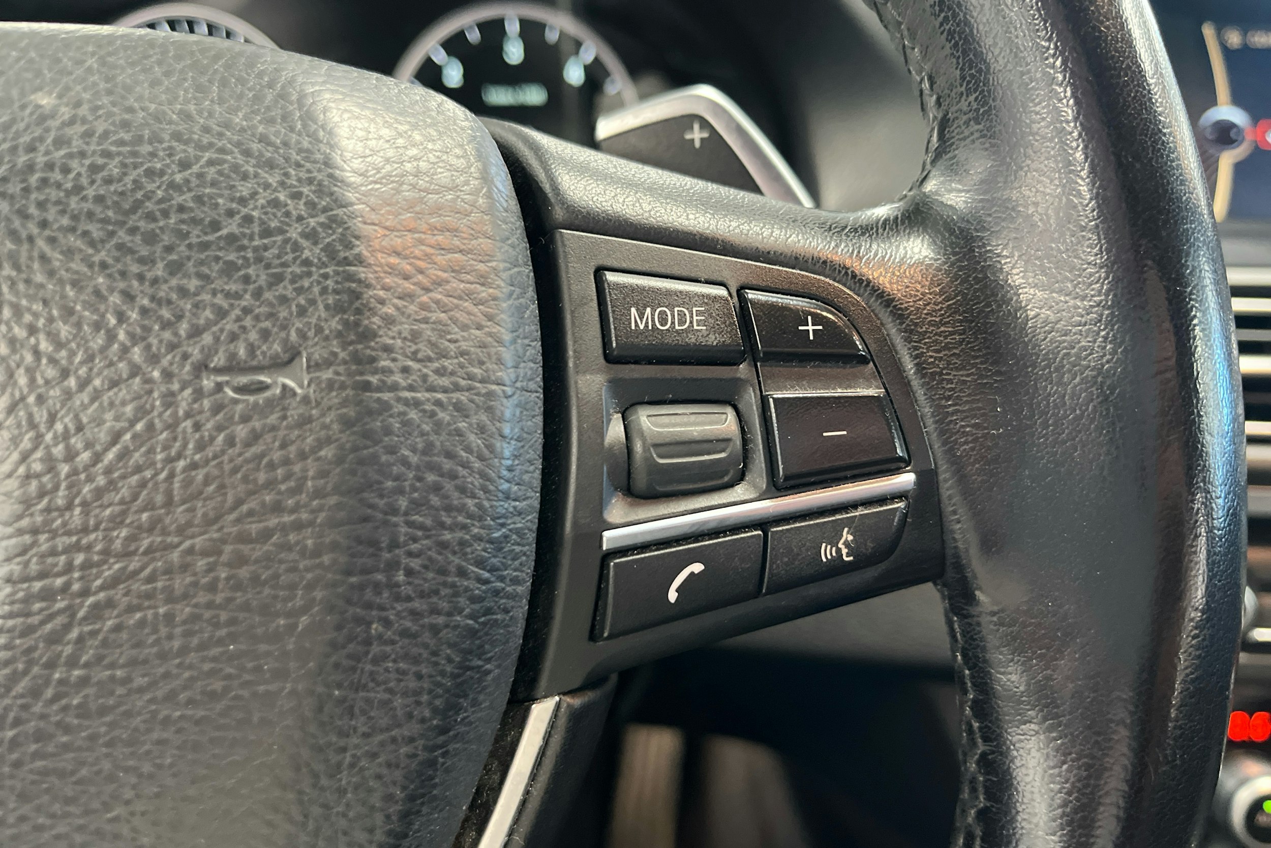 musta BMW 520 2014 kuva 15.