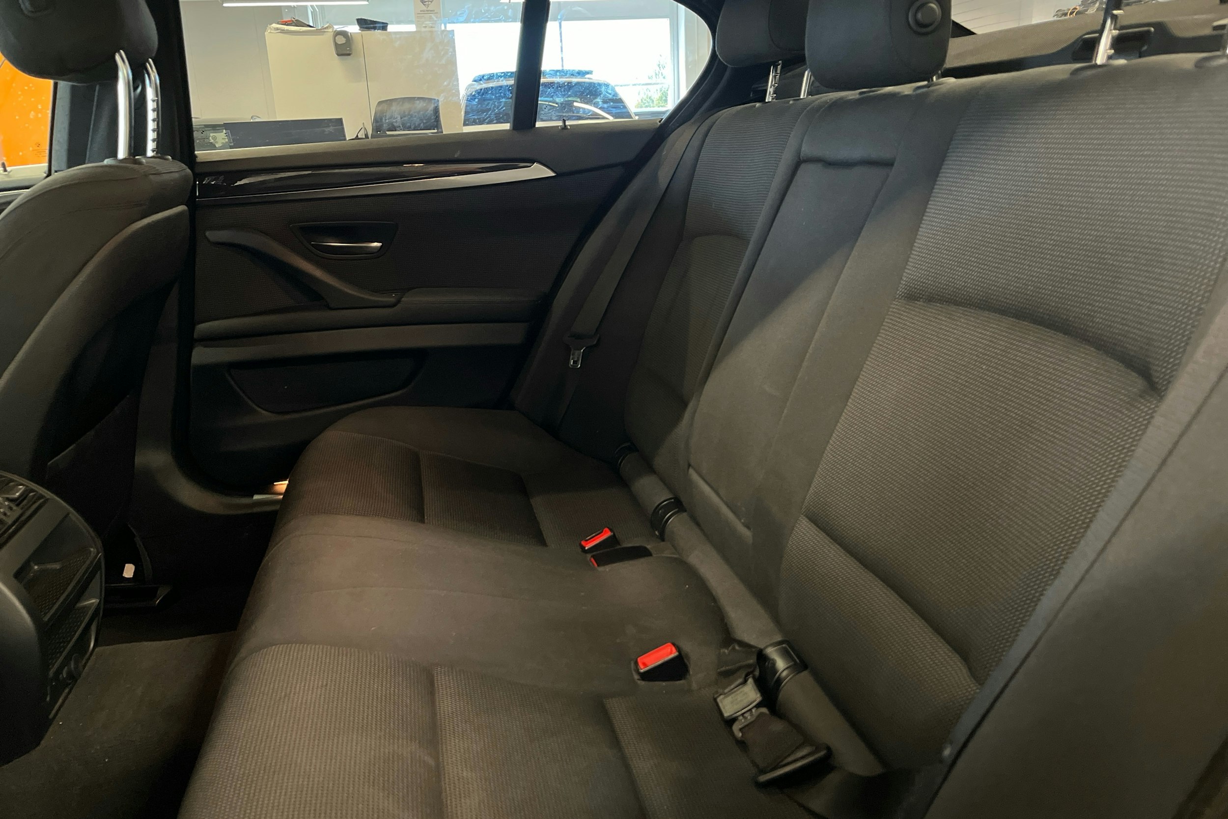 musta BMW 520 2014 kuva 17.