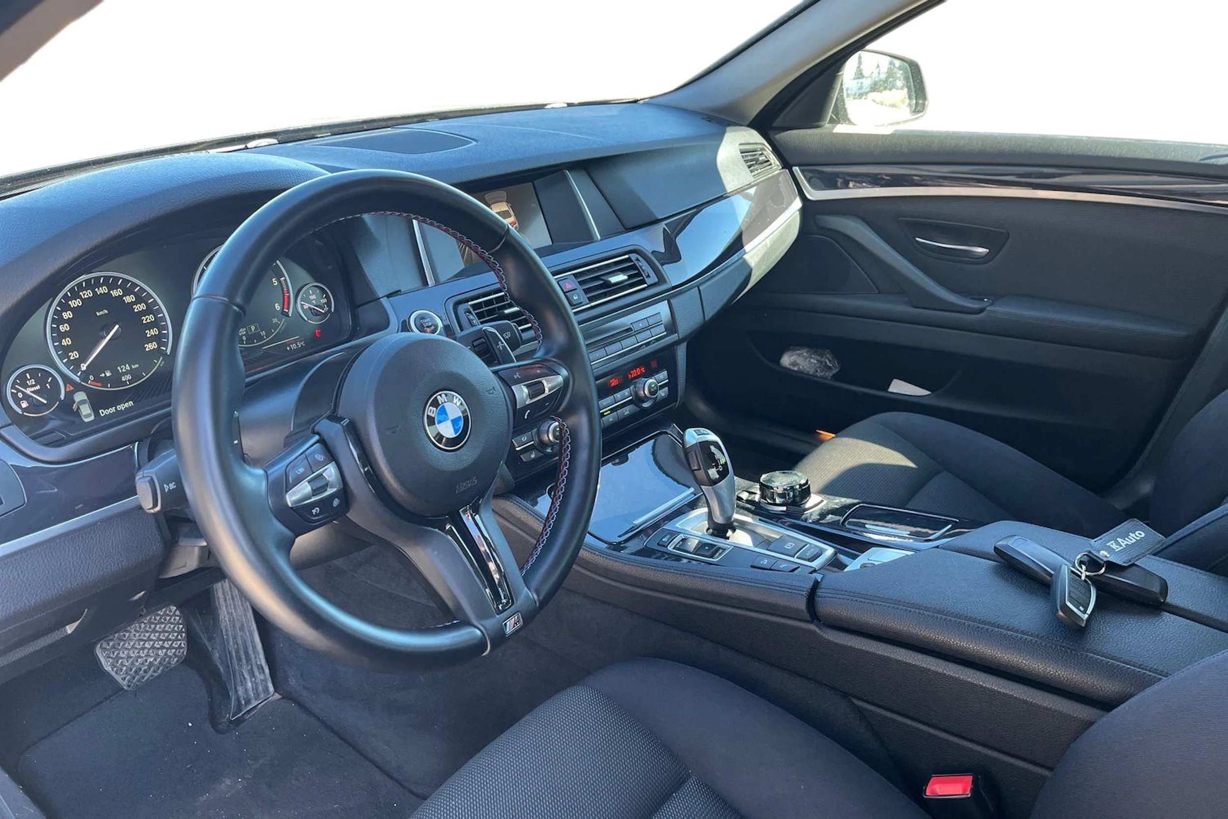 musta BMW 520 2015 kuva 3.