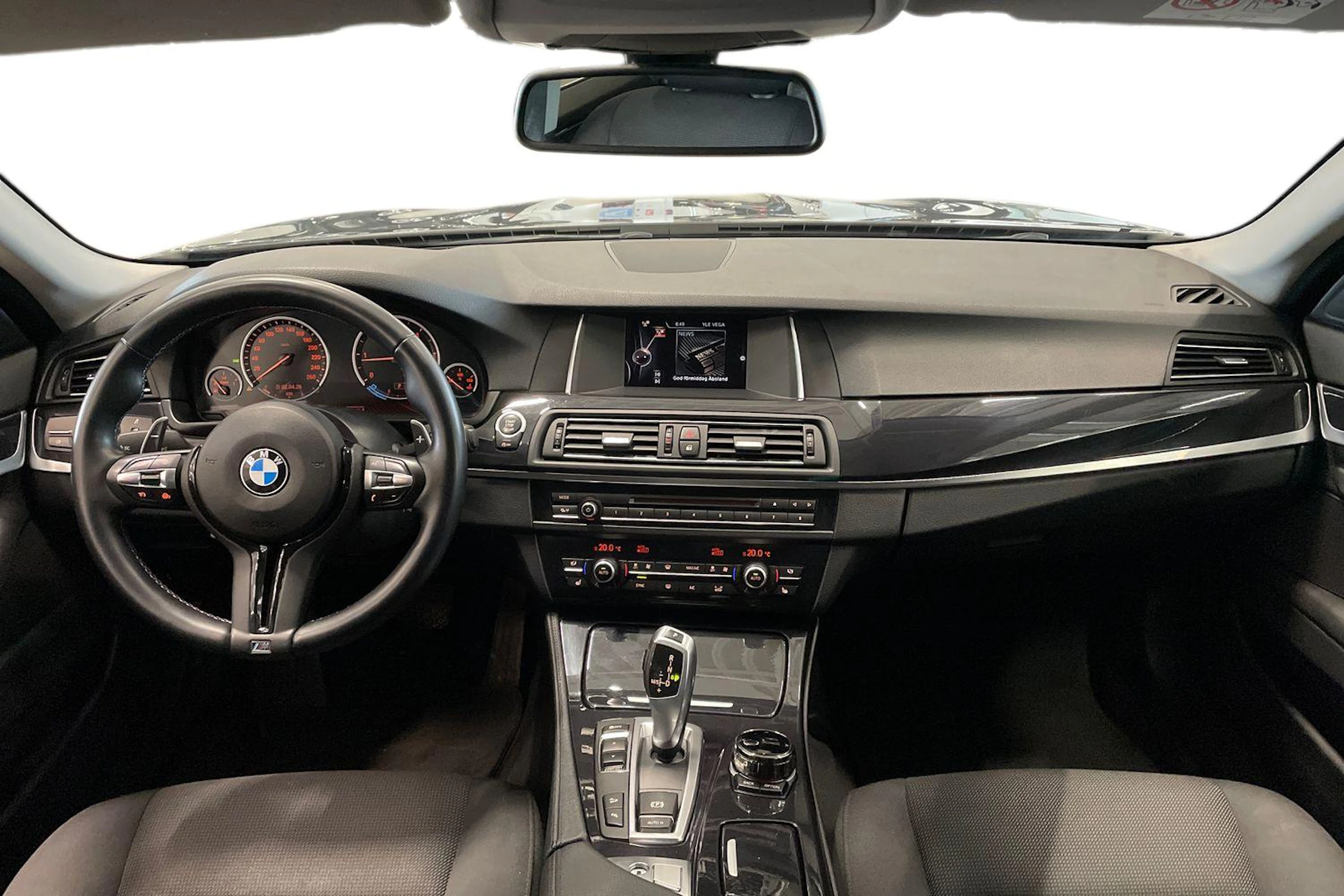 musta BMW 520 2015 kuva 7.