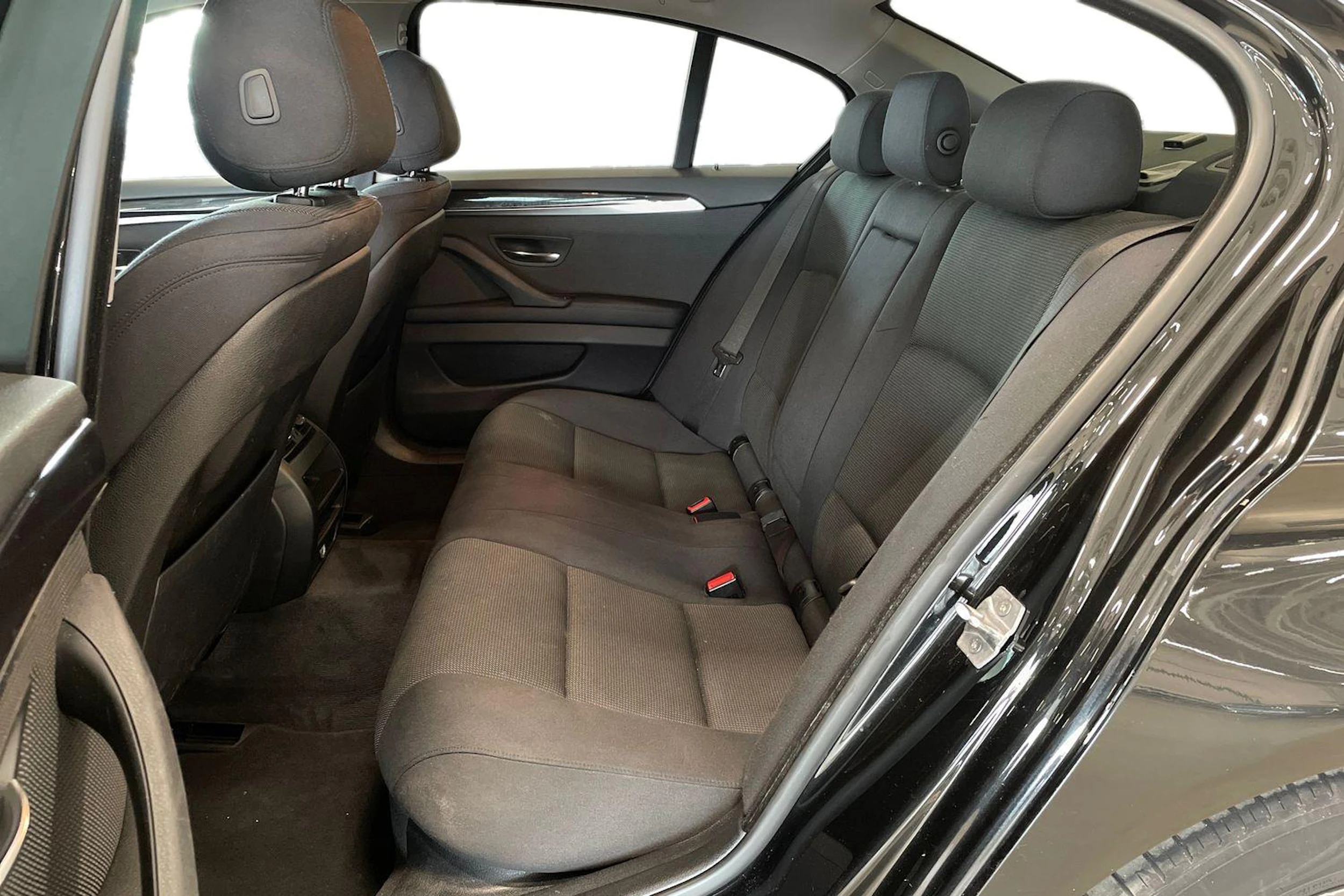 musta BMW 520 2015 kuva 8.