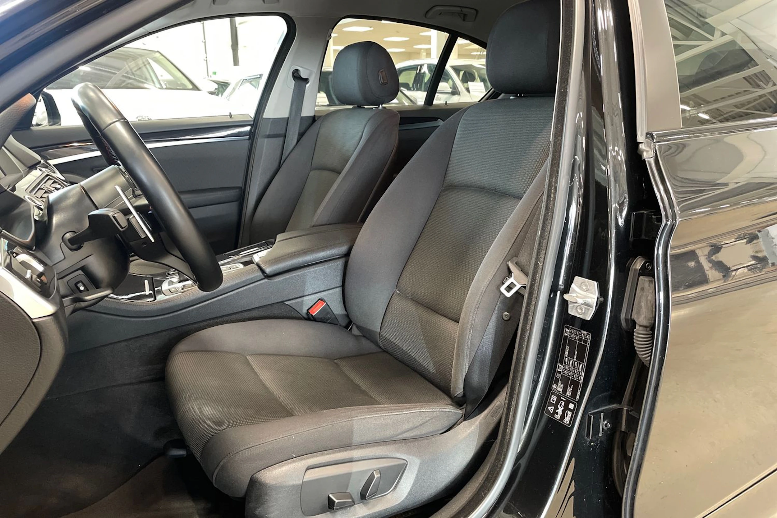 musta BMW 520 2015 kuva 11.