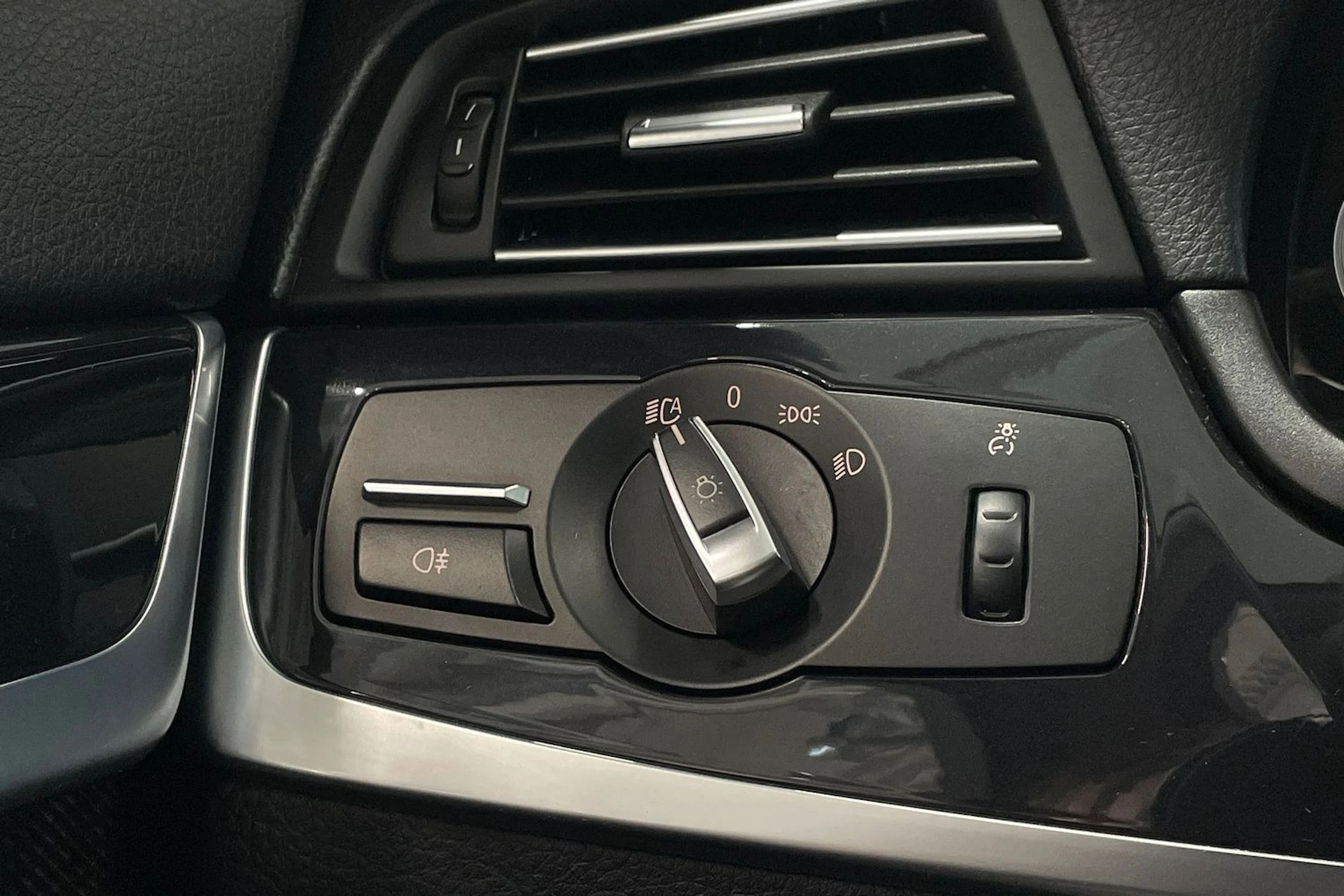 musta BMW 520 2015 kuva 15.
