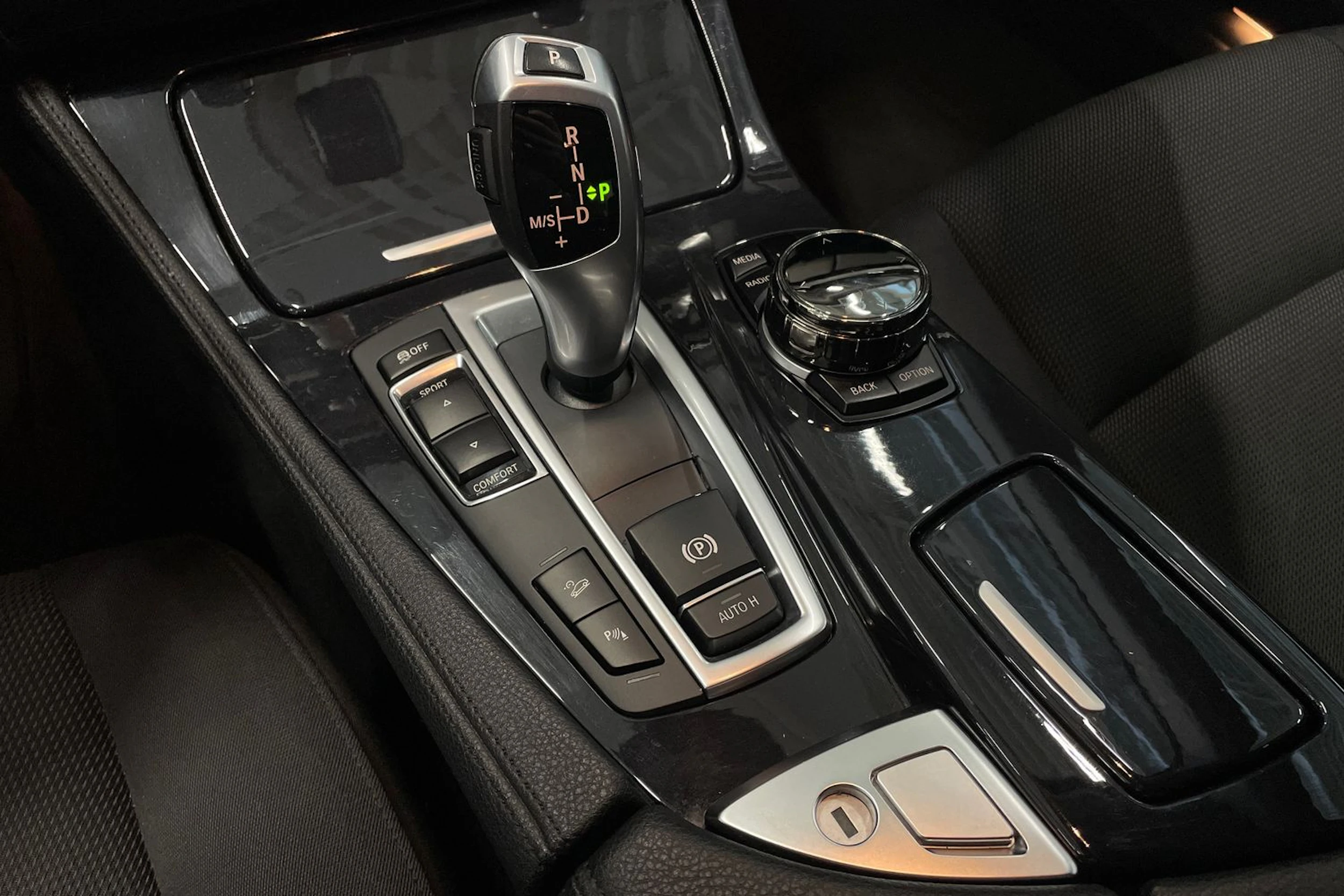musta BMW 520 2015 kuva 22.