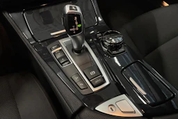 musta BMW 520 2015 kuva 22.