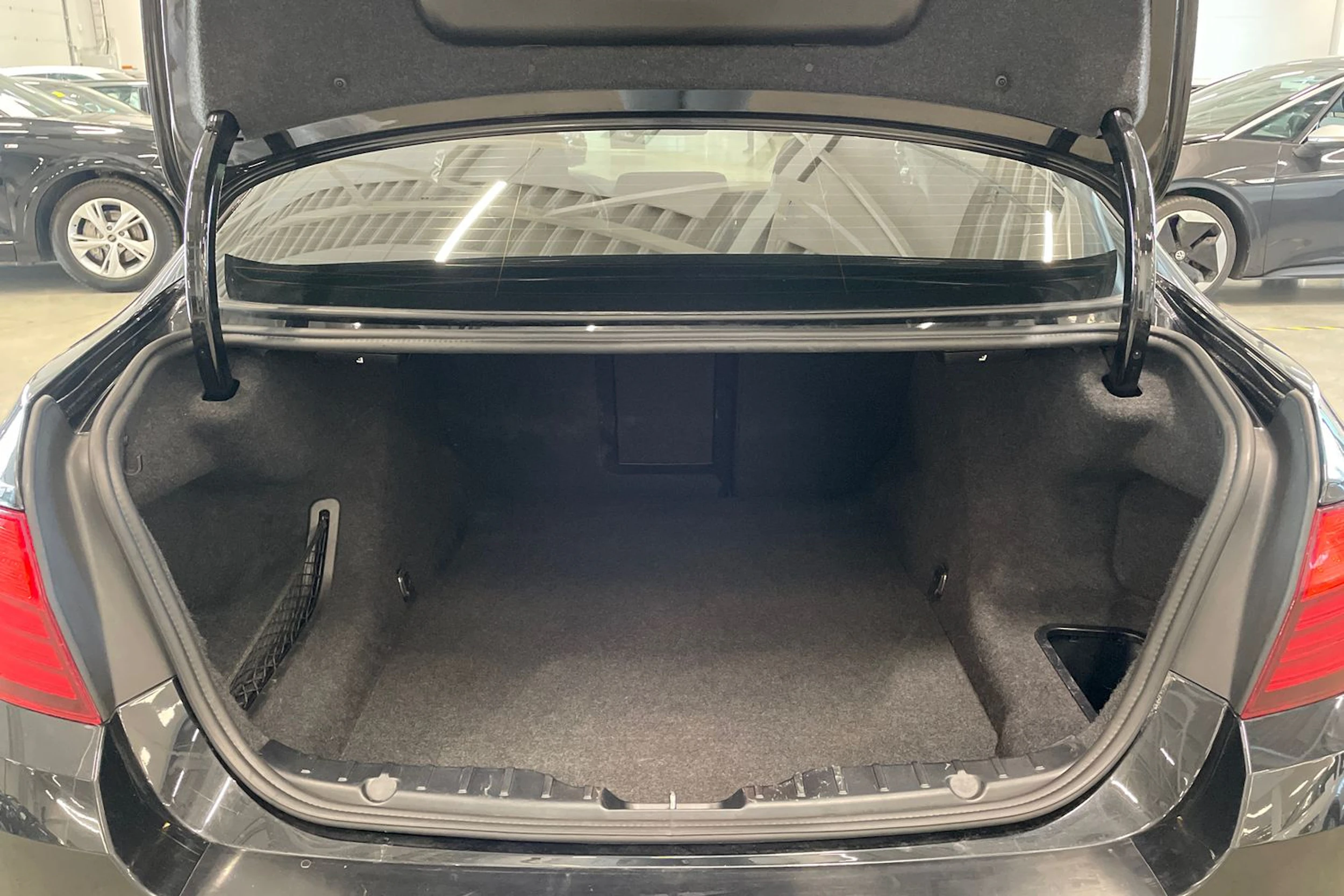 musta BMW 520 2015 kuva 25.