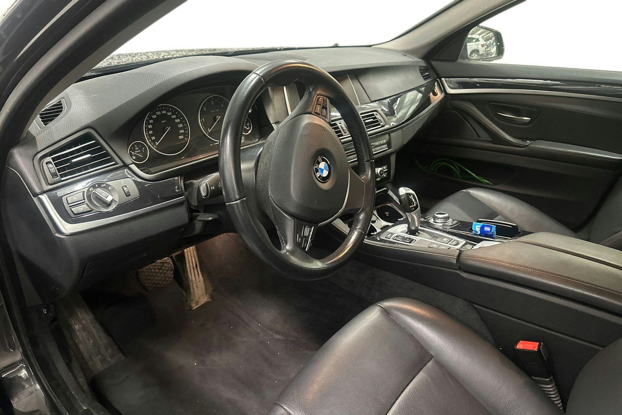 Harmaa BMW 520 2015 kuva 3.