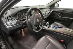 Harmaa BMW 520 2015 kuva 3.