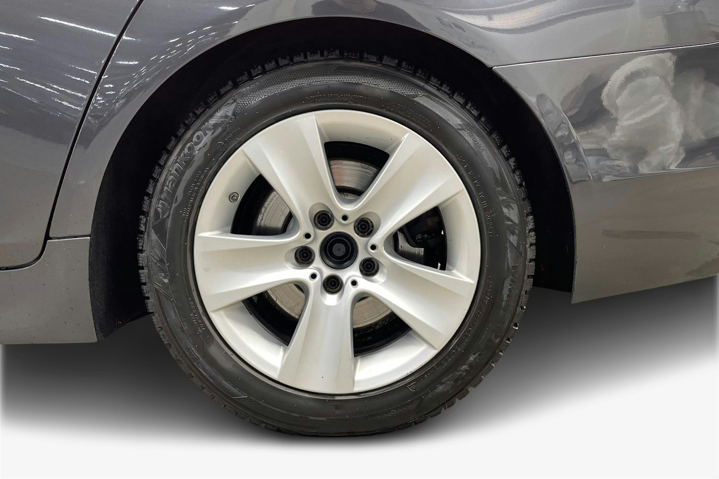 Harmaa BMW 520 2015 kuva 11.