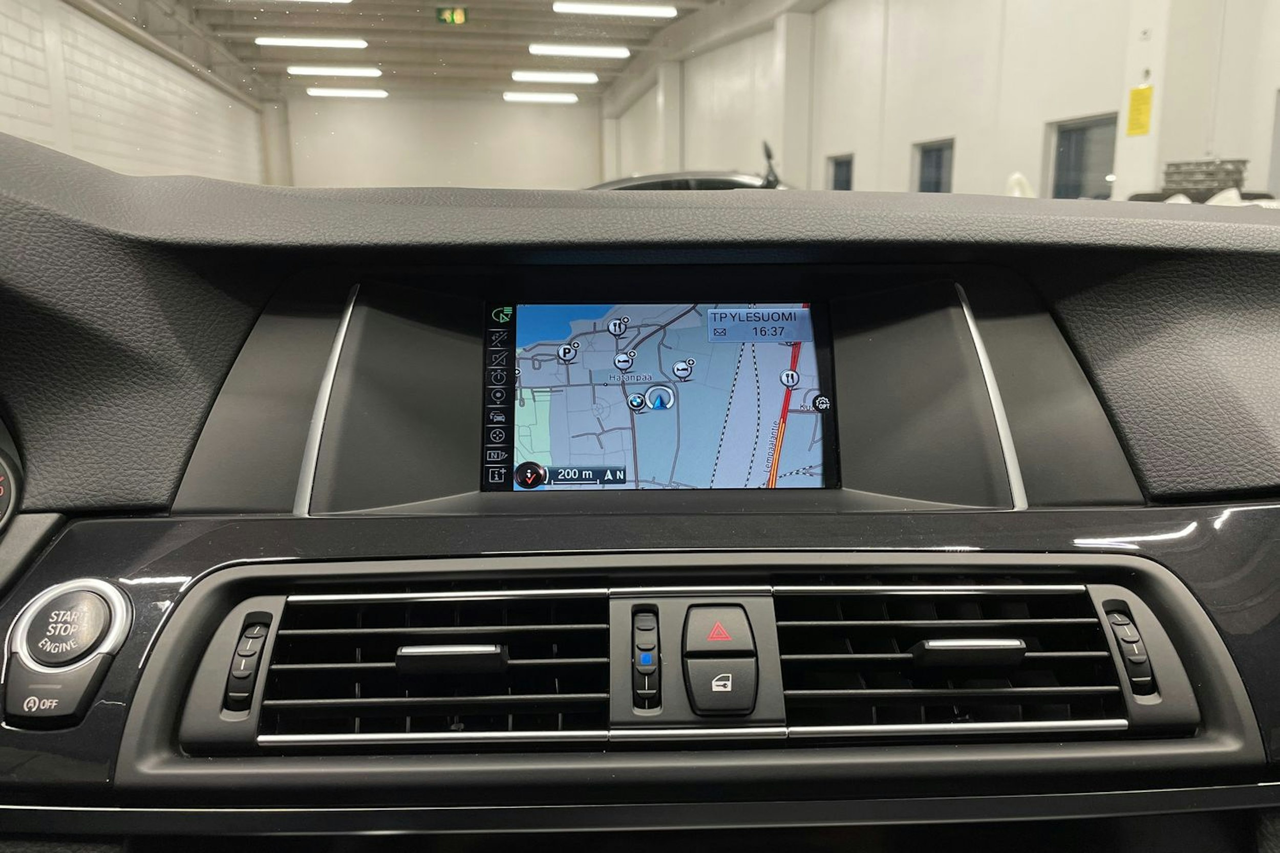 Harmaa BMW 520 2015 kuva 17.